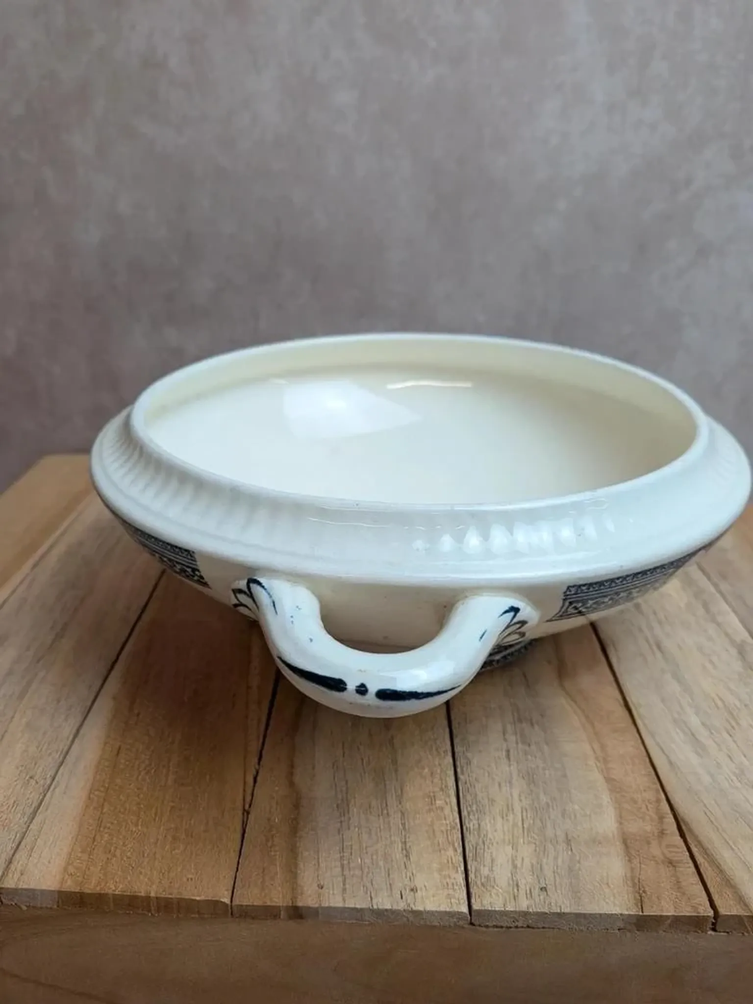 Soupière ancienne en terre de fer Salins – Modèle Saïda – Décor bleu