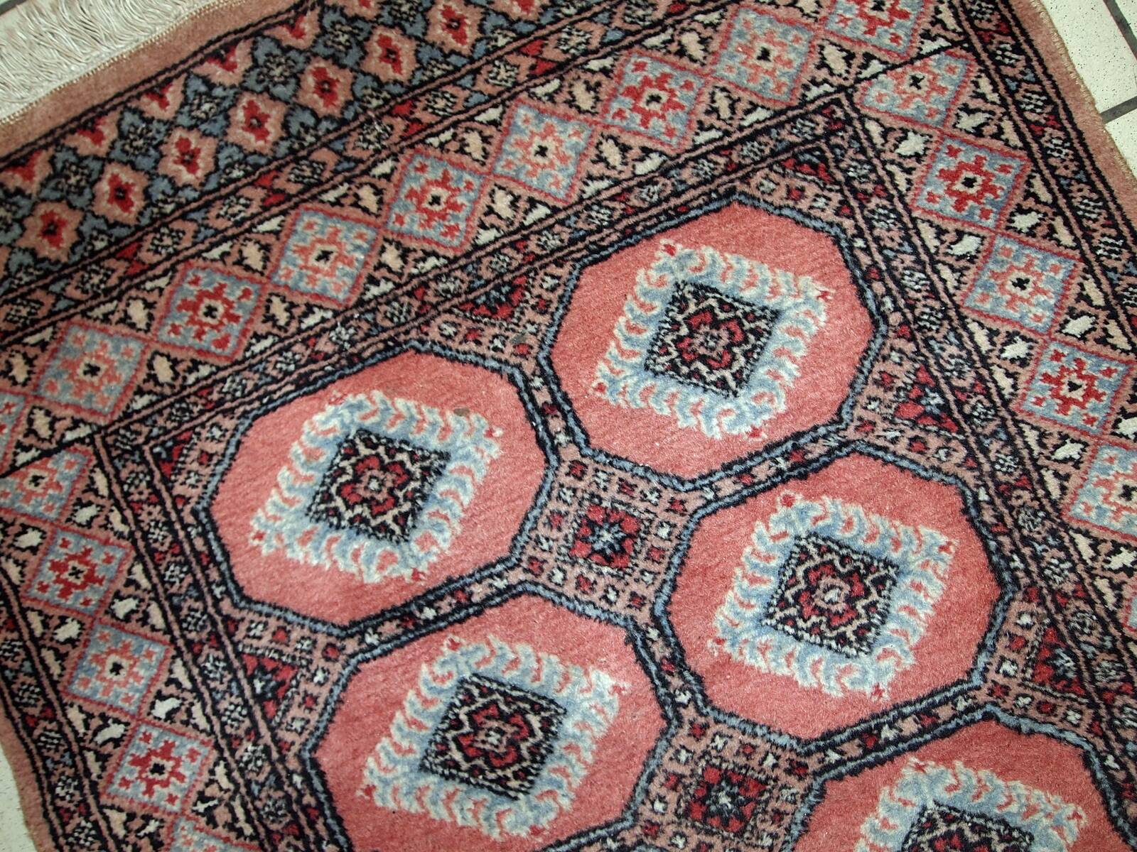 Tapis vintage fait main Bukhara en laine rose et bleu ciel (81cm x 118cm)