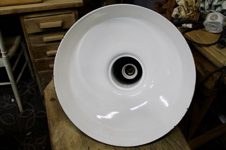Workshop pendant light in enamelled sheet metal