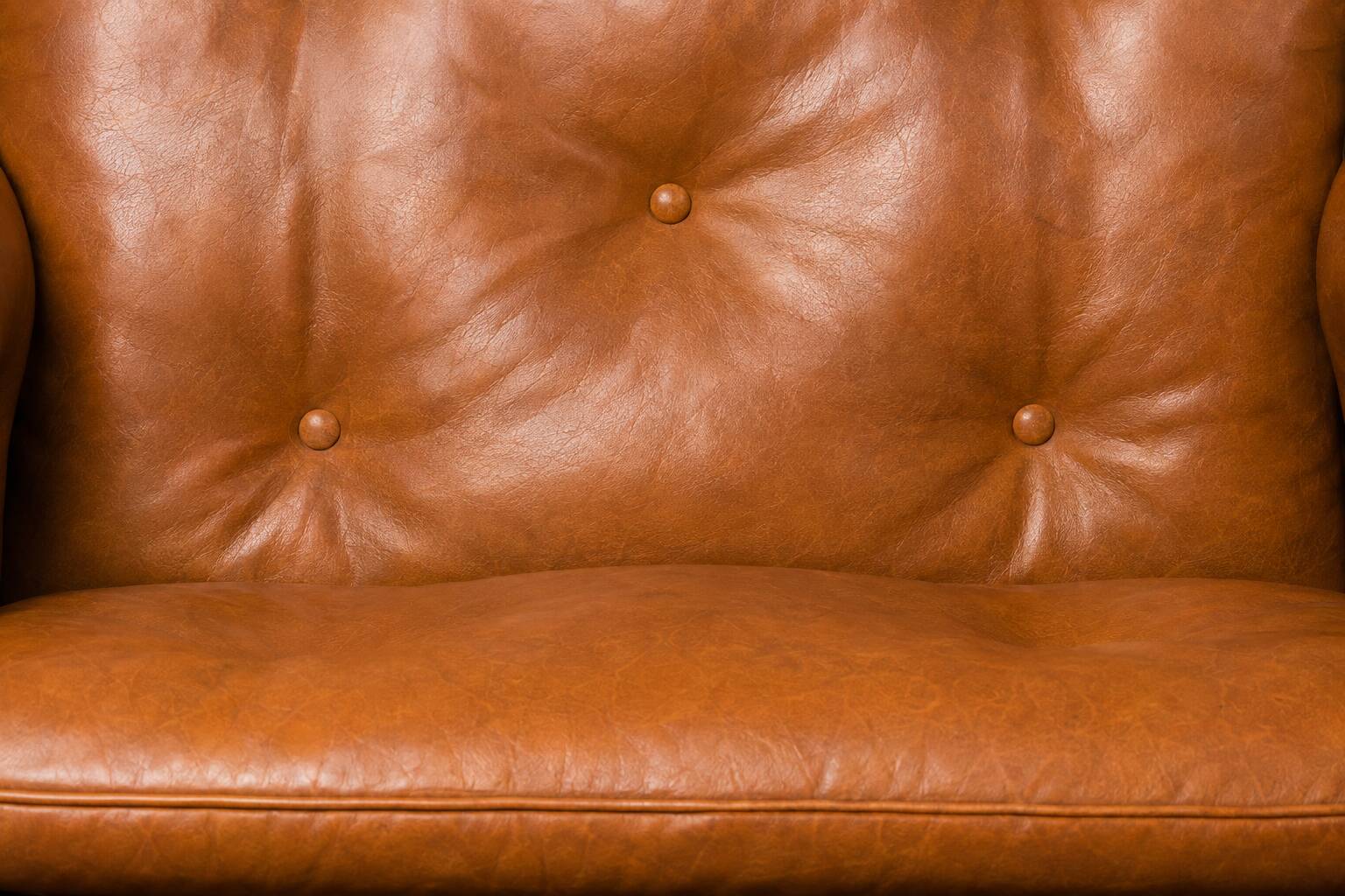 Paire de fauteuils lounge « safari » en cuir cognac et hêtre noir — c. 1970