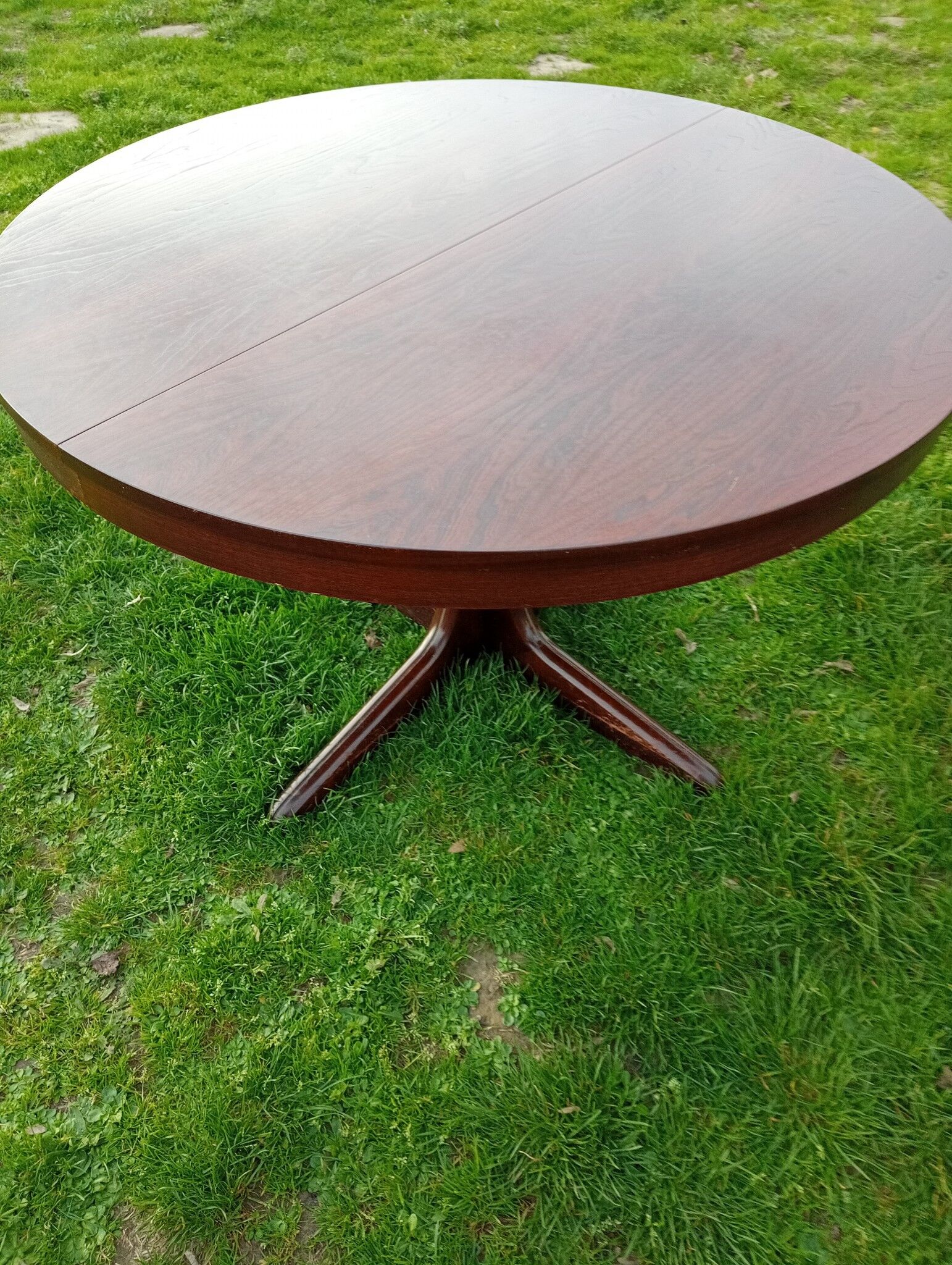 Baumann style table with system