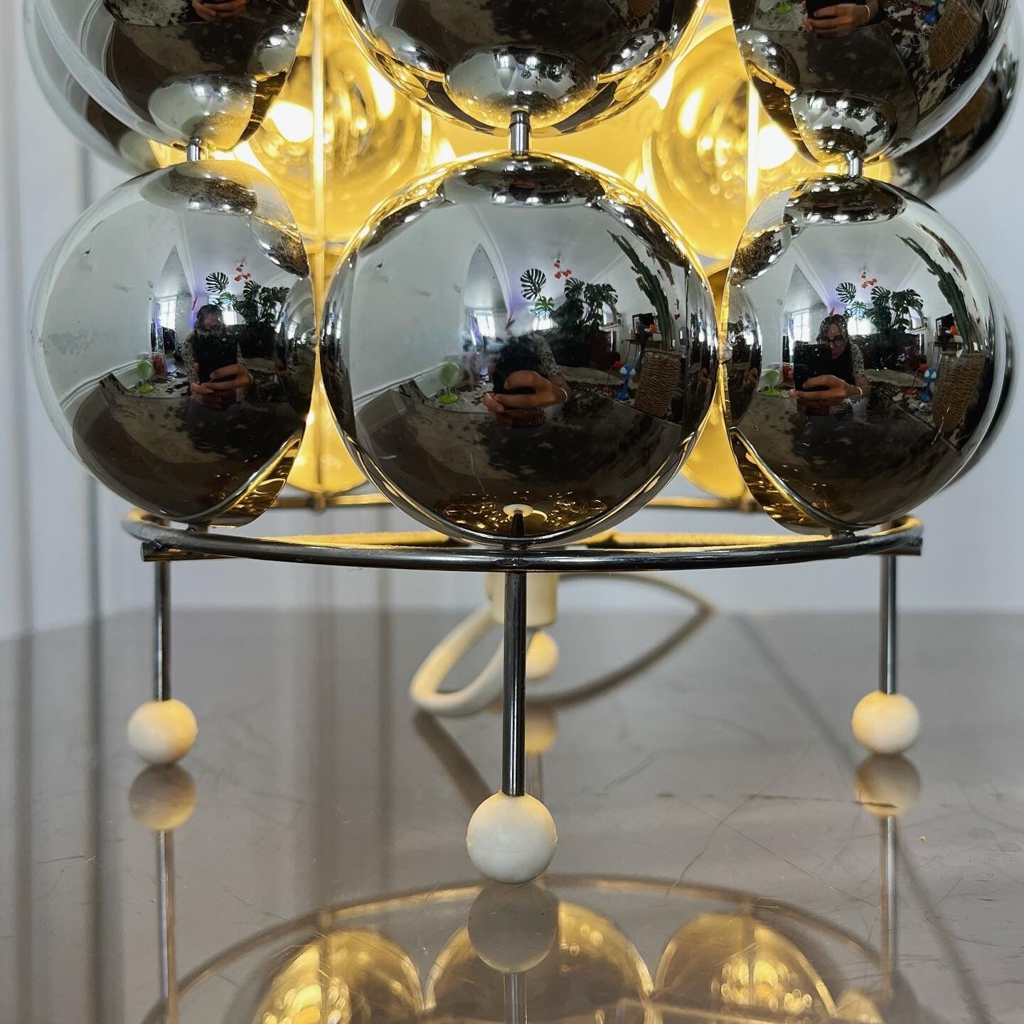 Kinetic lamp bulb kare design