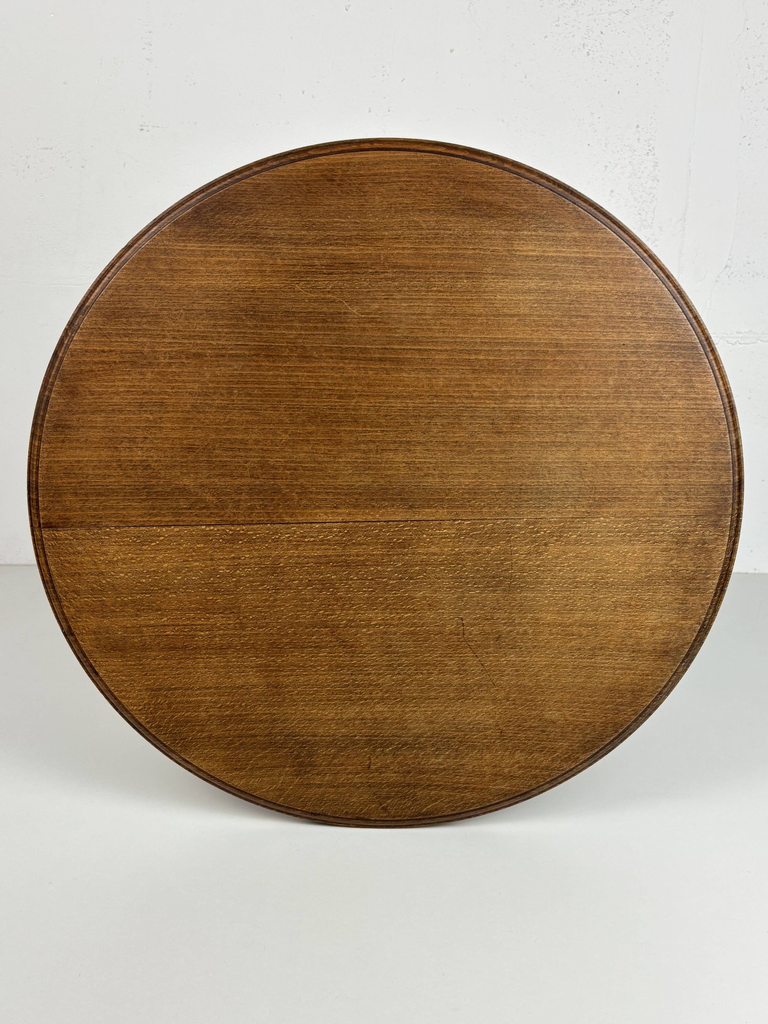 Table d'appoint brutaliste en bois tourné avec pressoir à vin