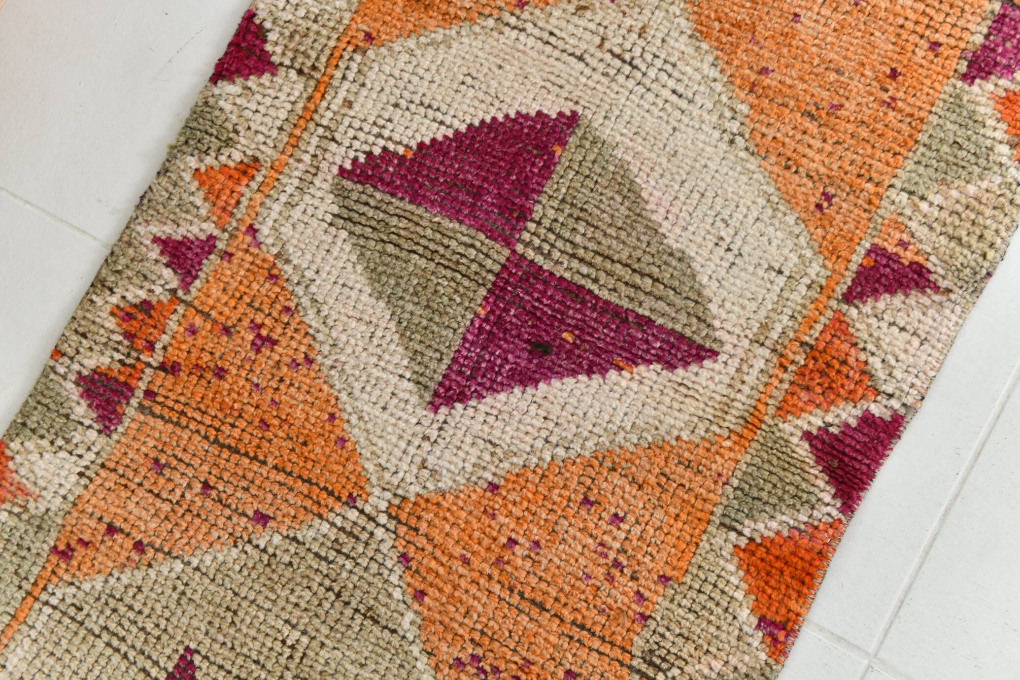 Tapis runner vintage berbère, motifs géométriques orange violet, 74x307Cm