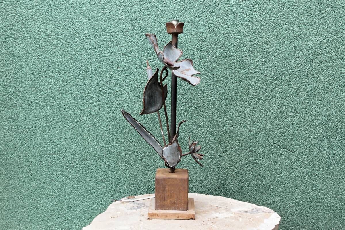 Brutalist metal lamp base, flowers