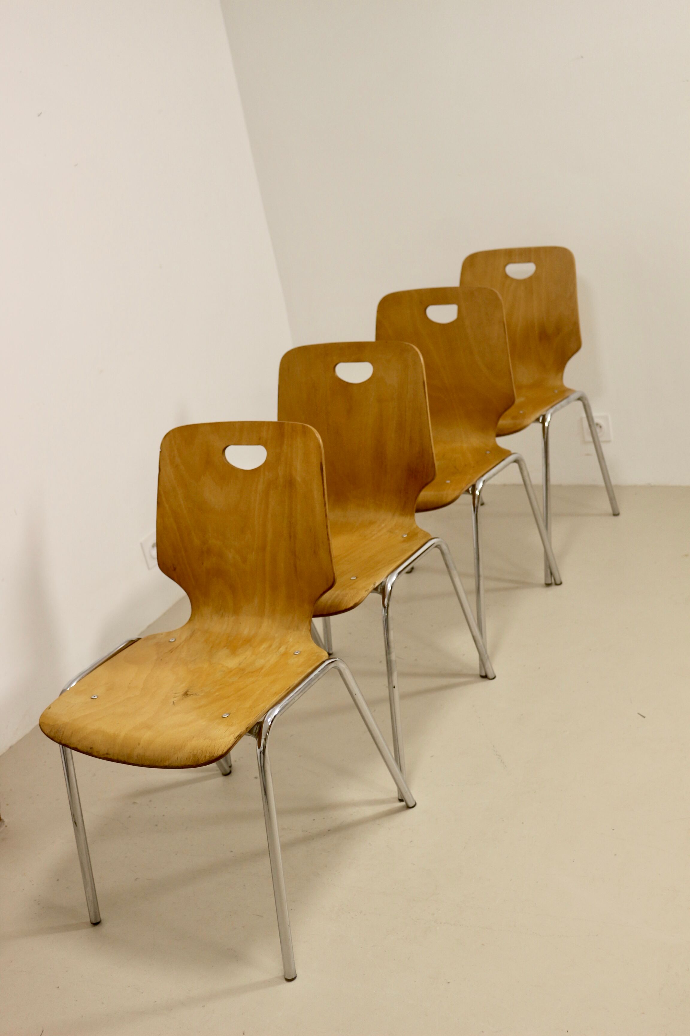 Set of 4 stackable chairs in plywood