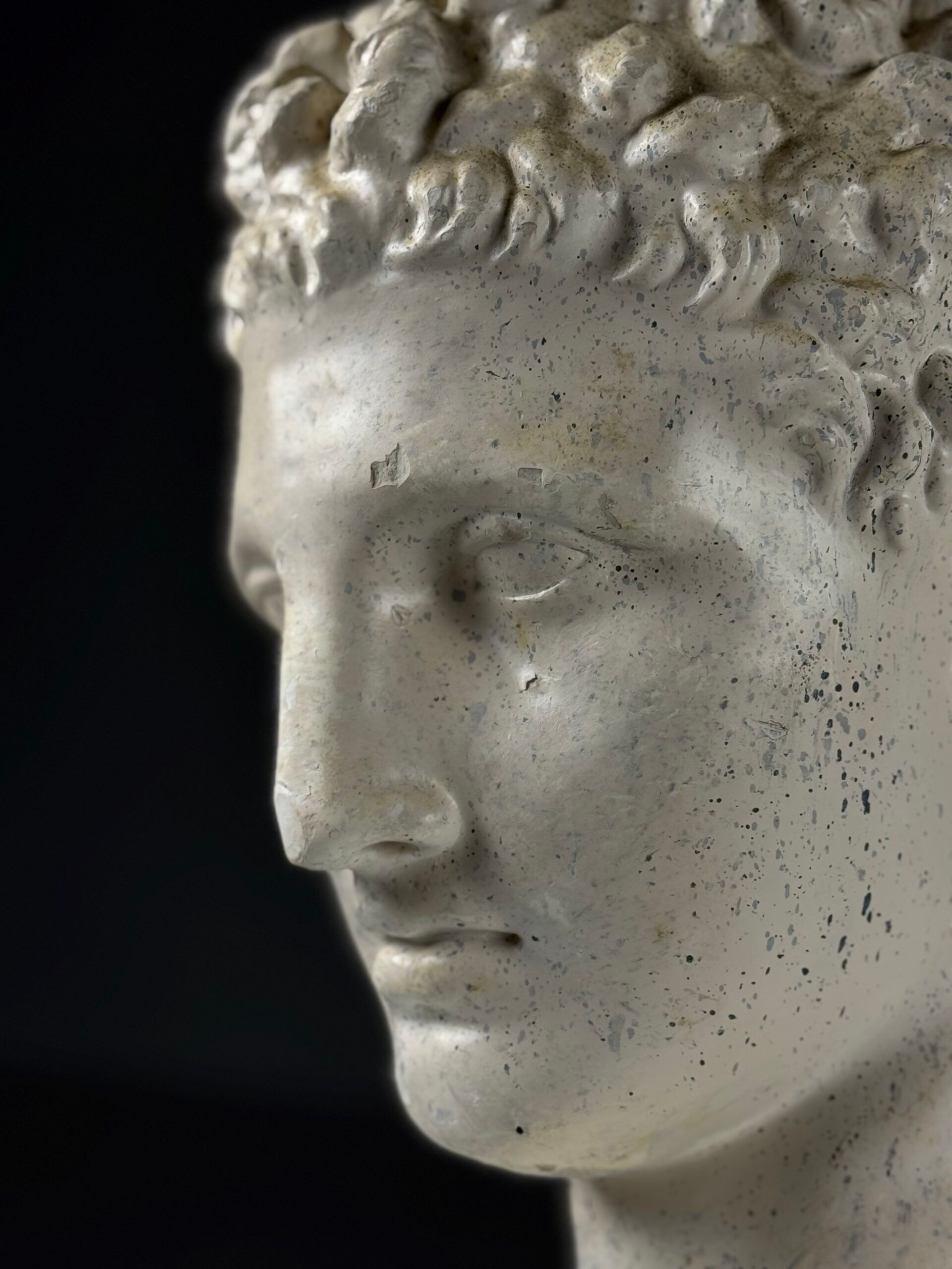 Sculpture de tête d'Hermès en plâtre