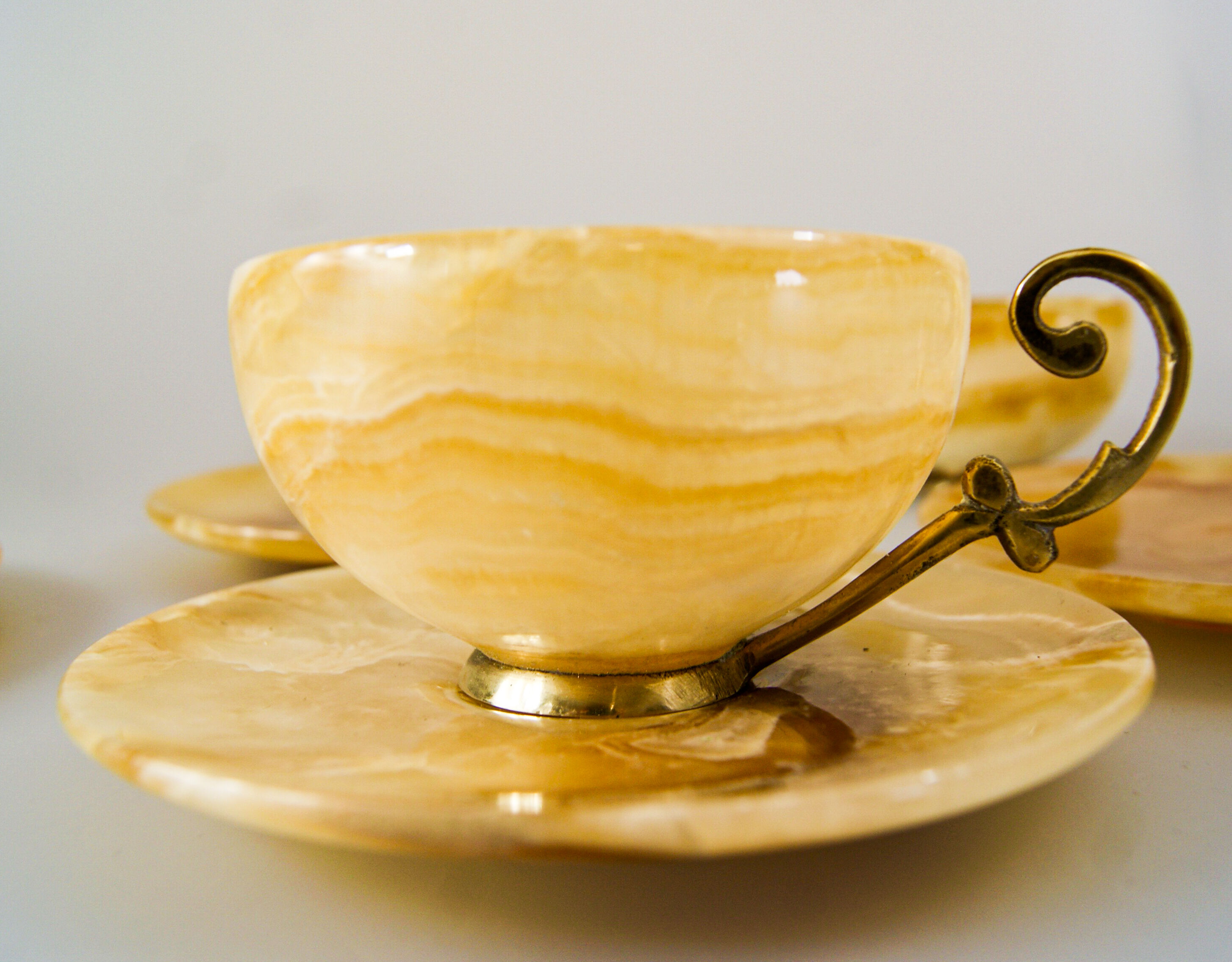Set of 4 marble and brass espresso cups and saucers