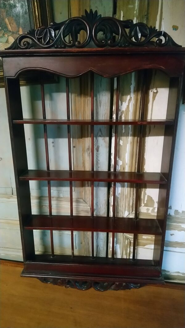 Etgère murale en bois sculpté pour collection ou autre.