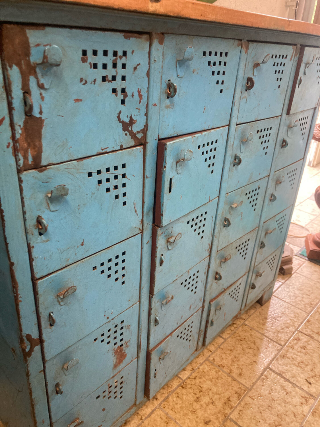 Workshop furniture with 20 blue lockers
