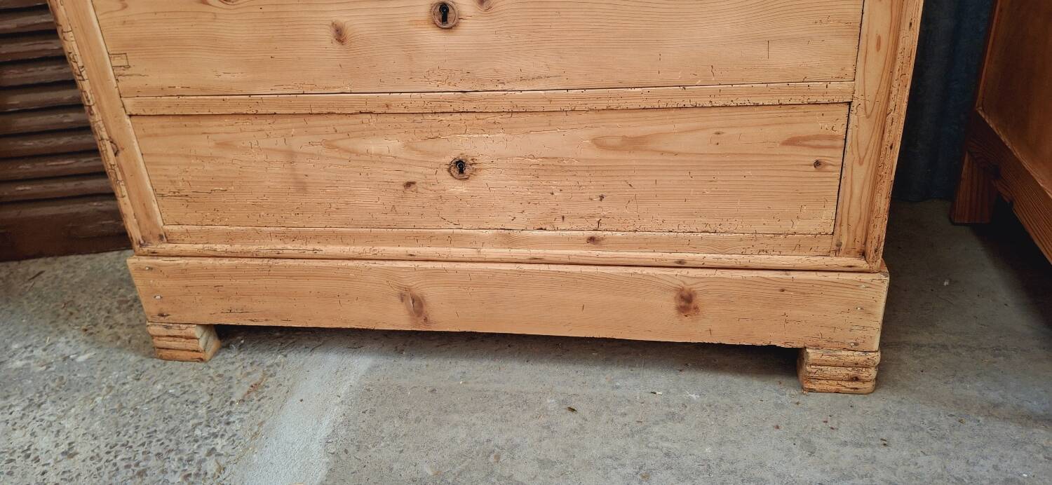 Antique chest of drawers