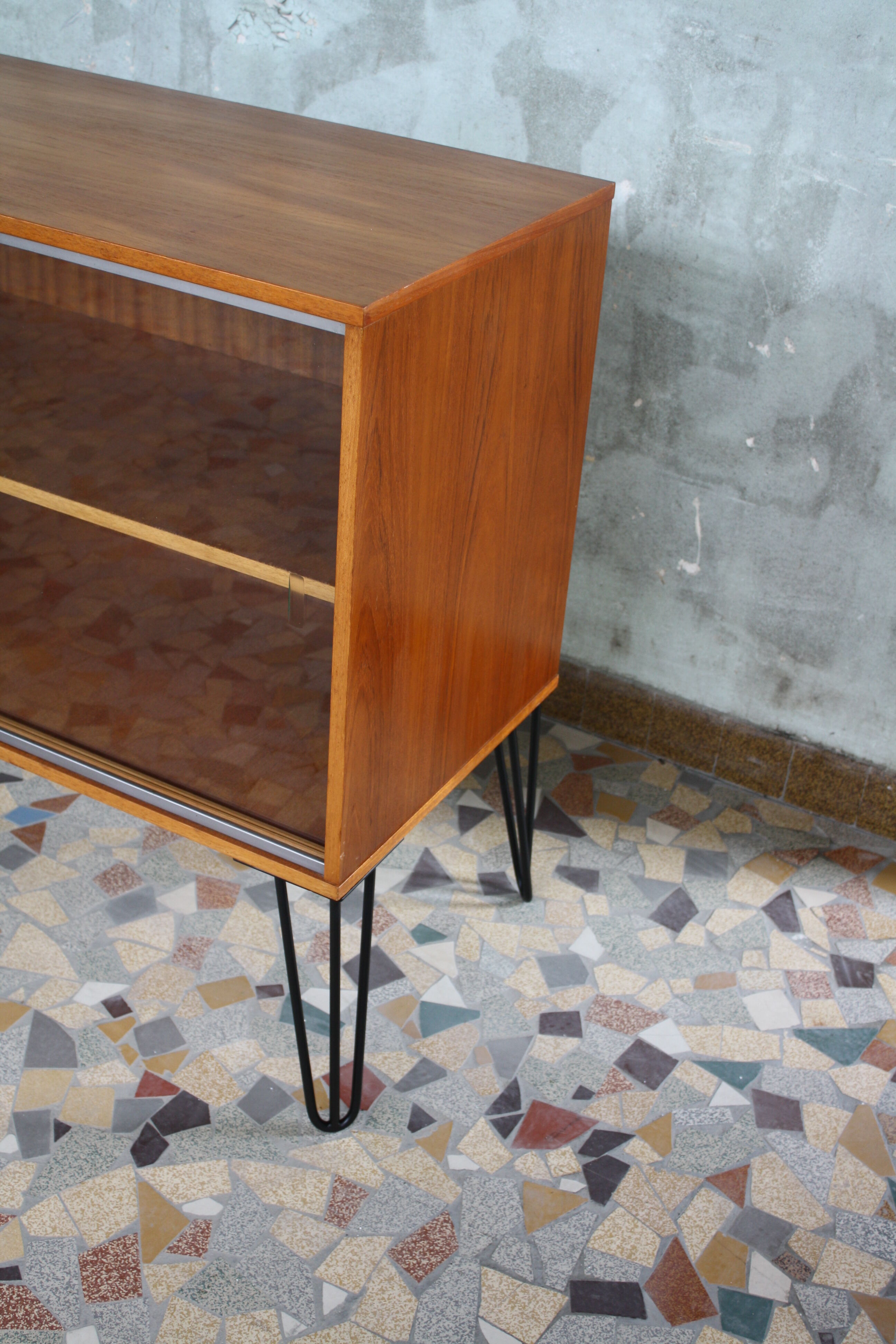 Showcase storage teak vintage 1960 with hairpin legs
