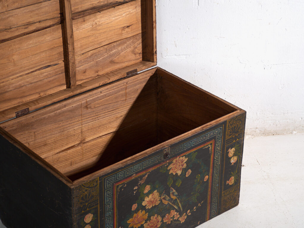 Coffre ancien peint en bois de pin – Chine, vers 1900