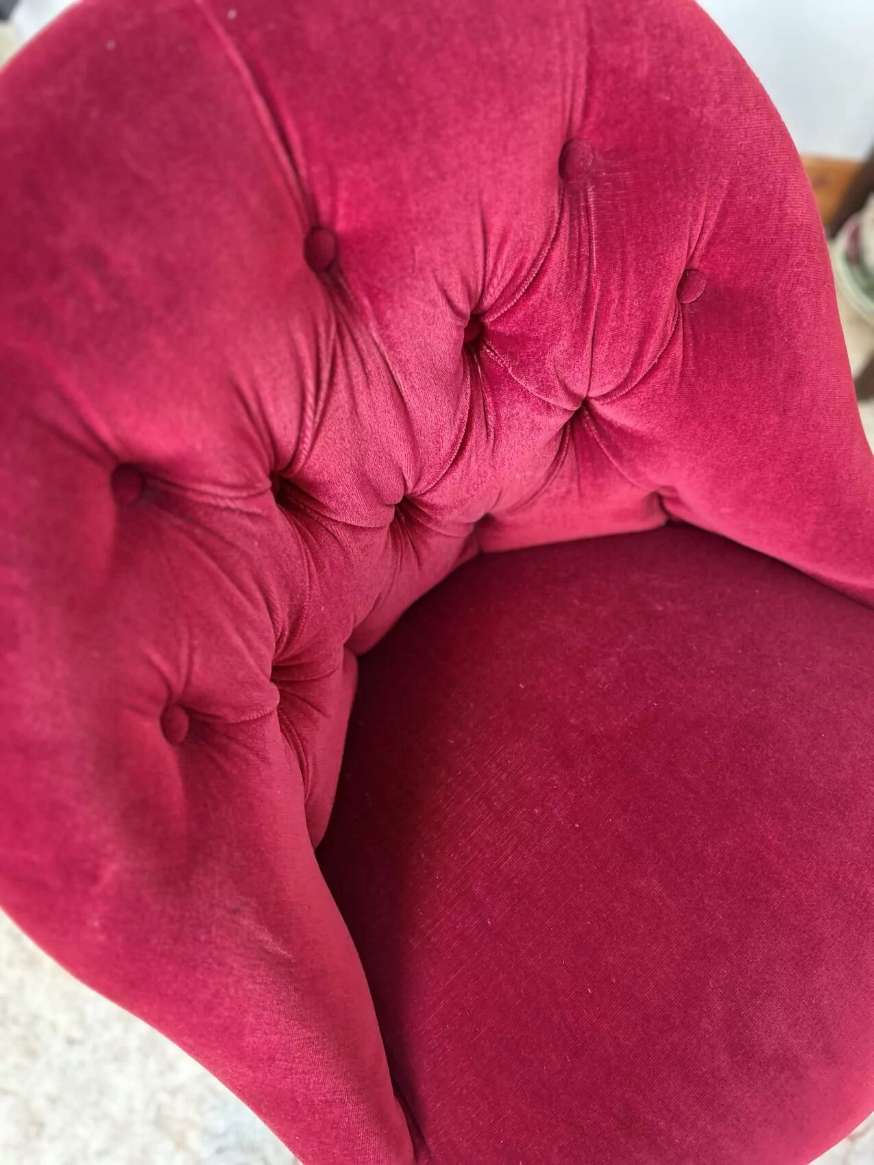 Burgundy velvet armchair – tufted – timeless charm