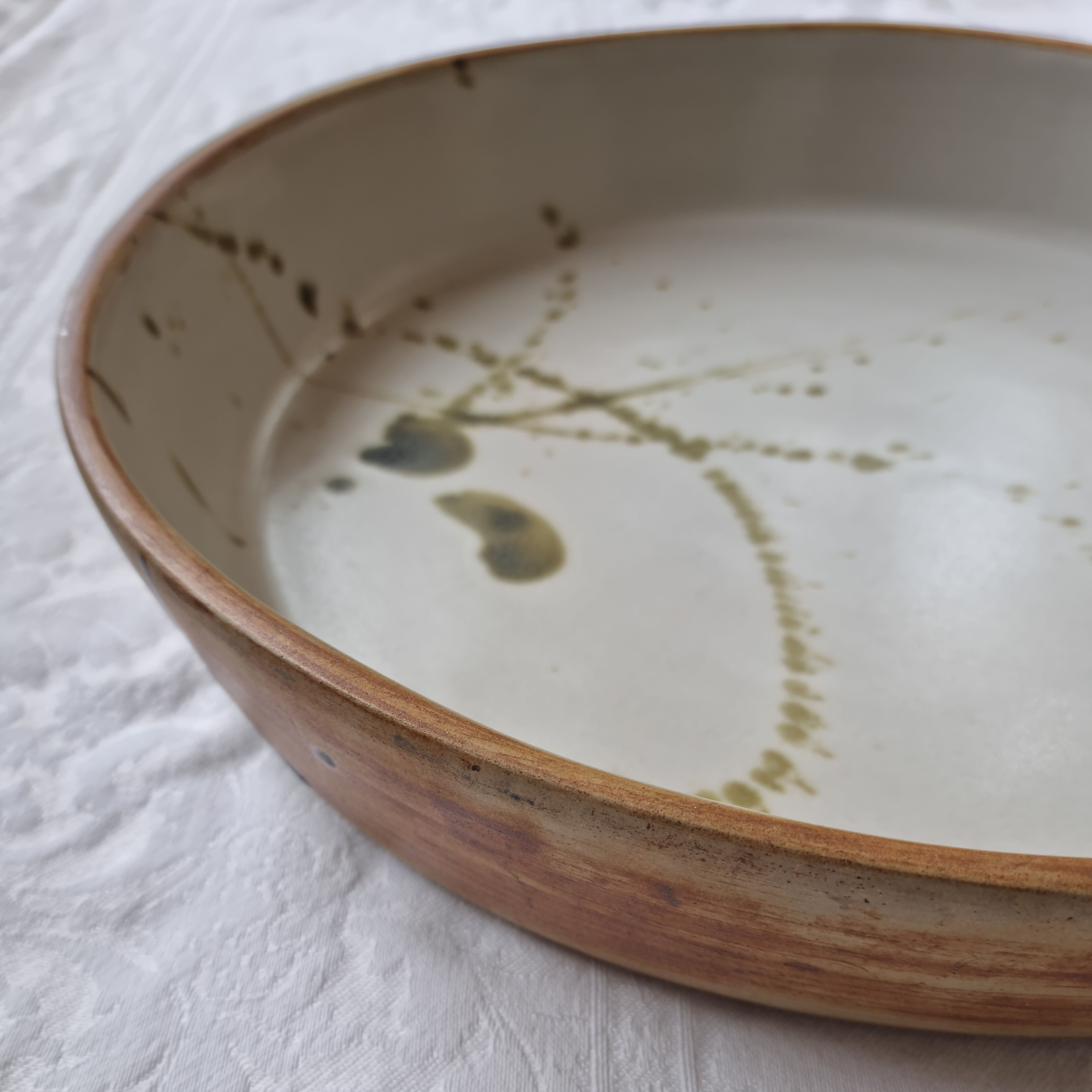 Decorative round dish La Colombe