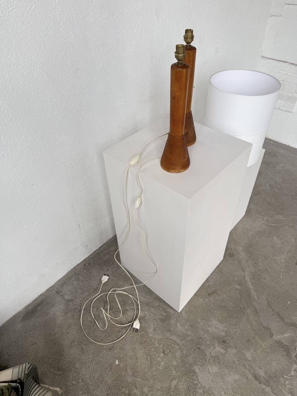 Paire de lampes de table bois chêne années 50
