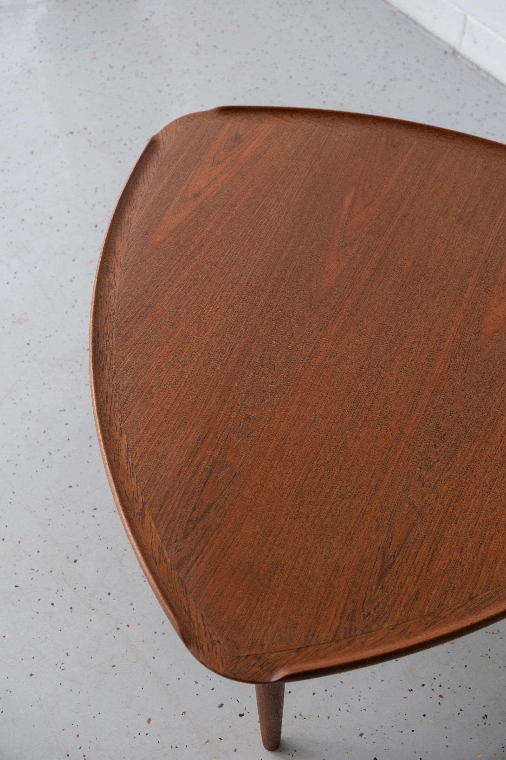 Table basse en teck Poul Jensen en forme de triangle