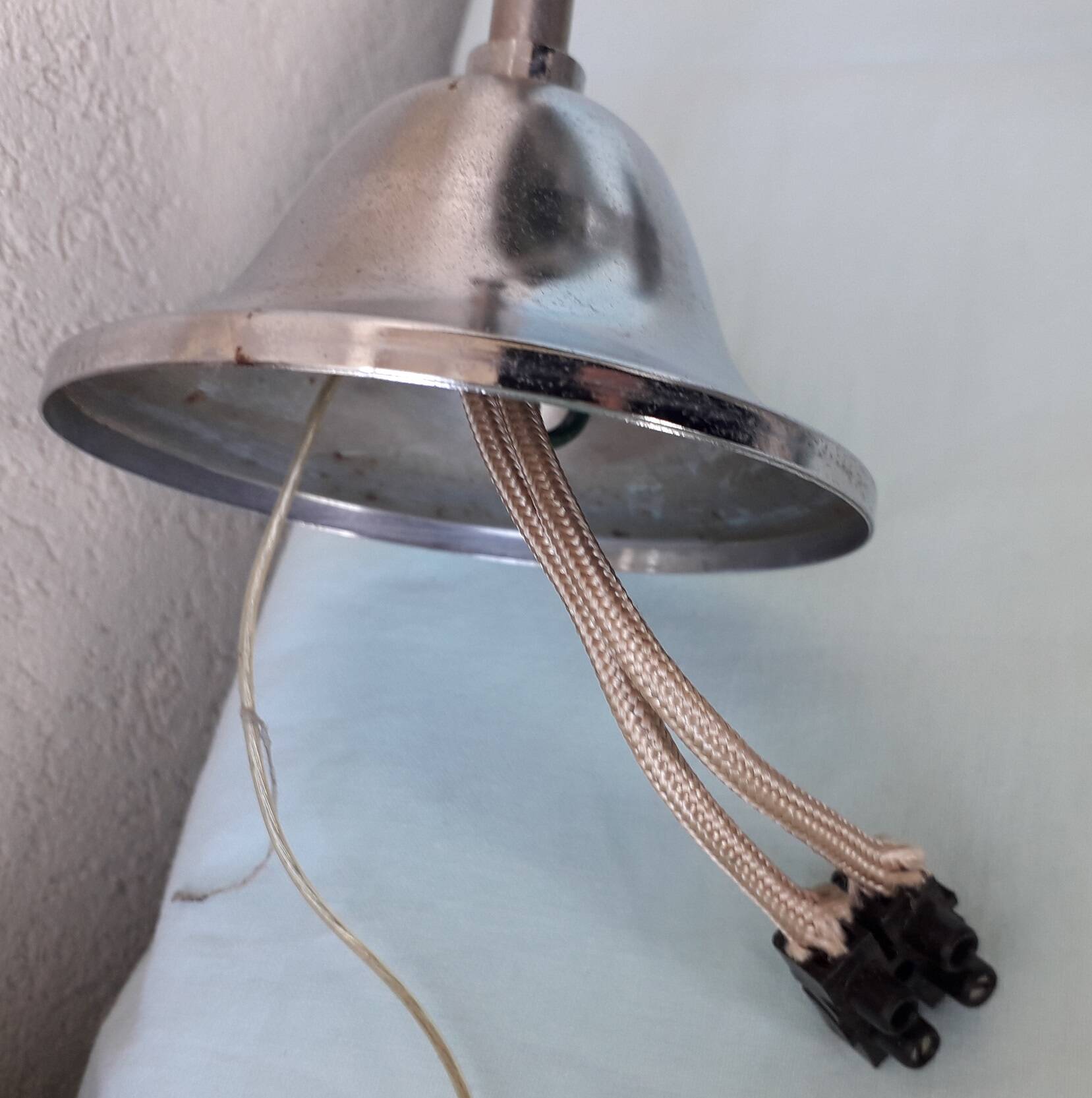Suspension en verre et métal chromé