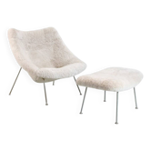 Fauteuil Artifort Oyster F157 avec repose-pieds par Pierre Paulin en peau de mouton.