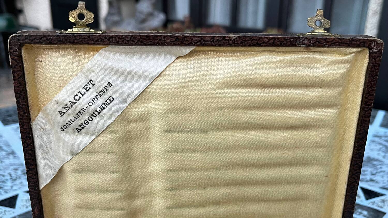 Box of 12 vintage shellfish forks