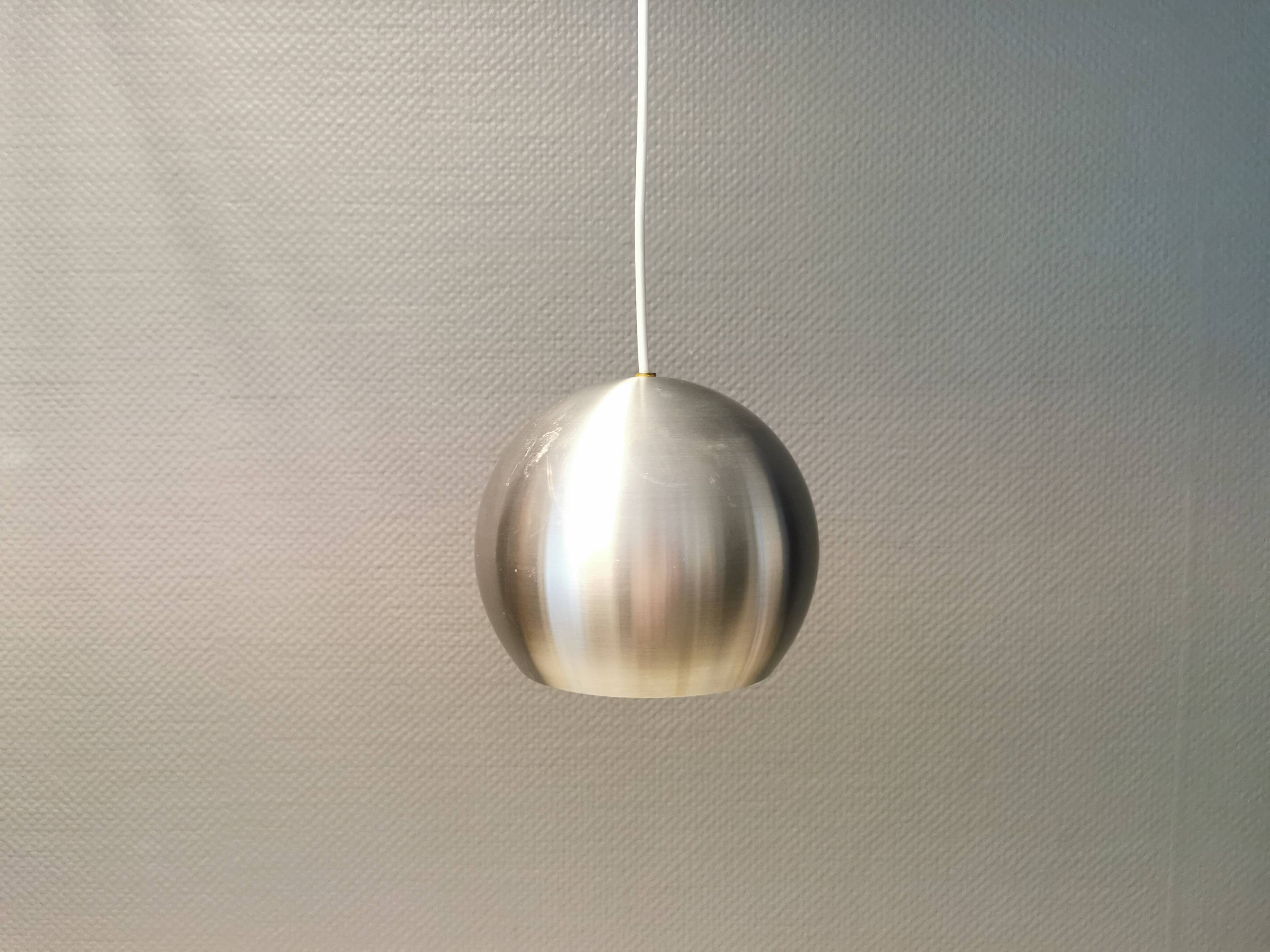 Lampe à suspension danoise originale en métal argenté, modèle "Ball" conçue par Benny Frandsen 1980