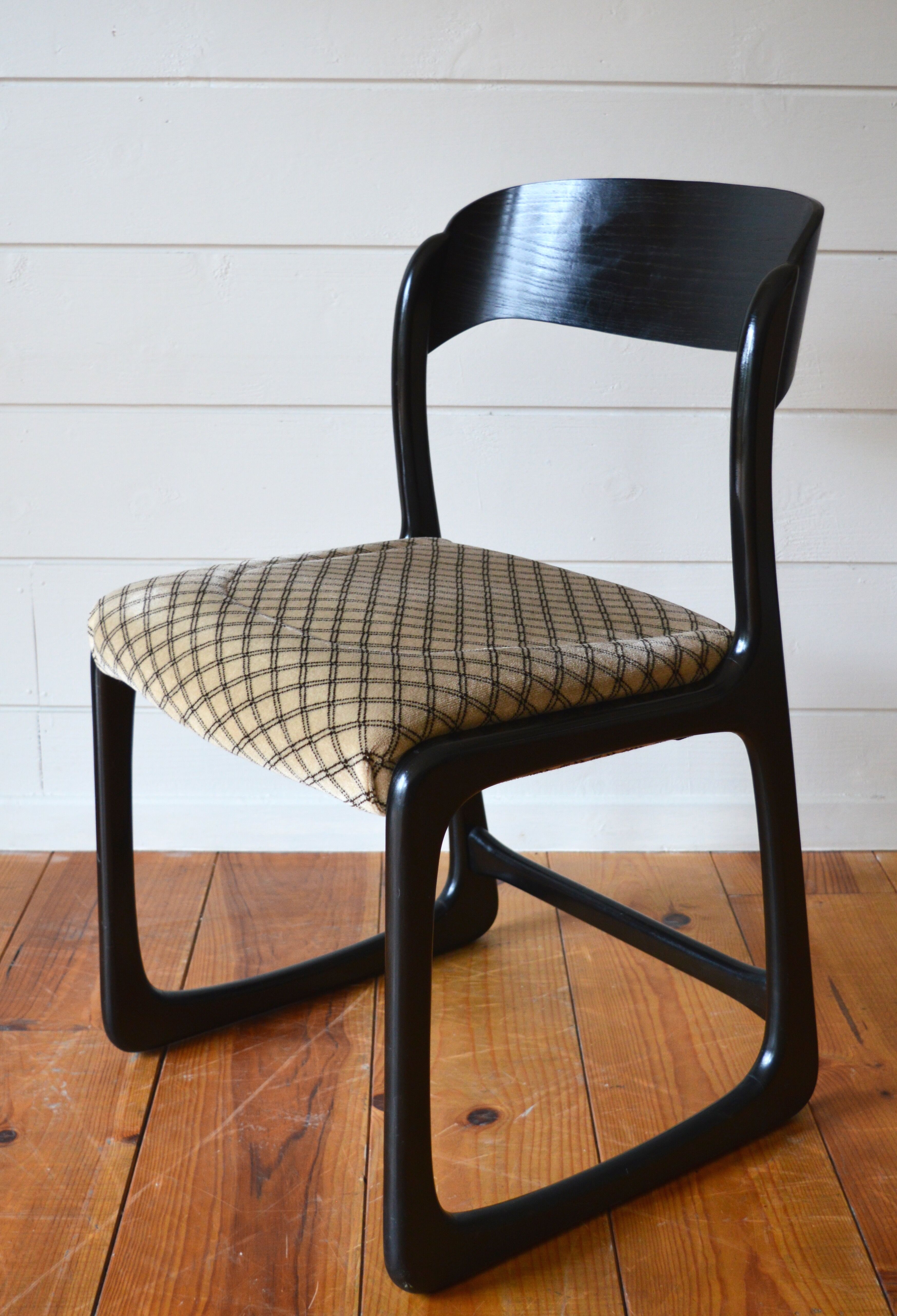 Ensemble table et chaises traîneau Baumann