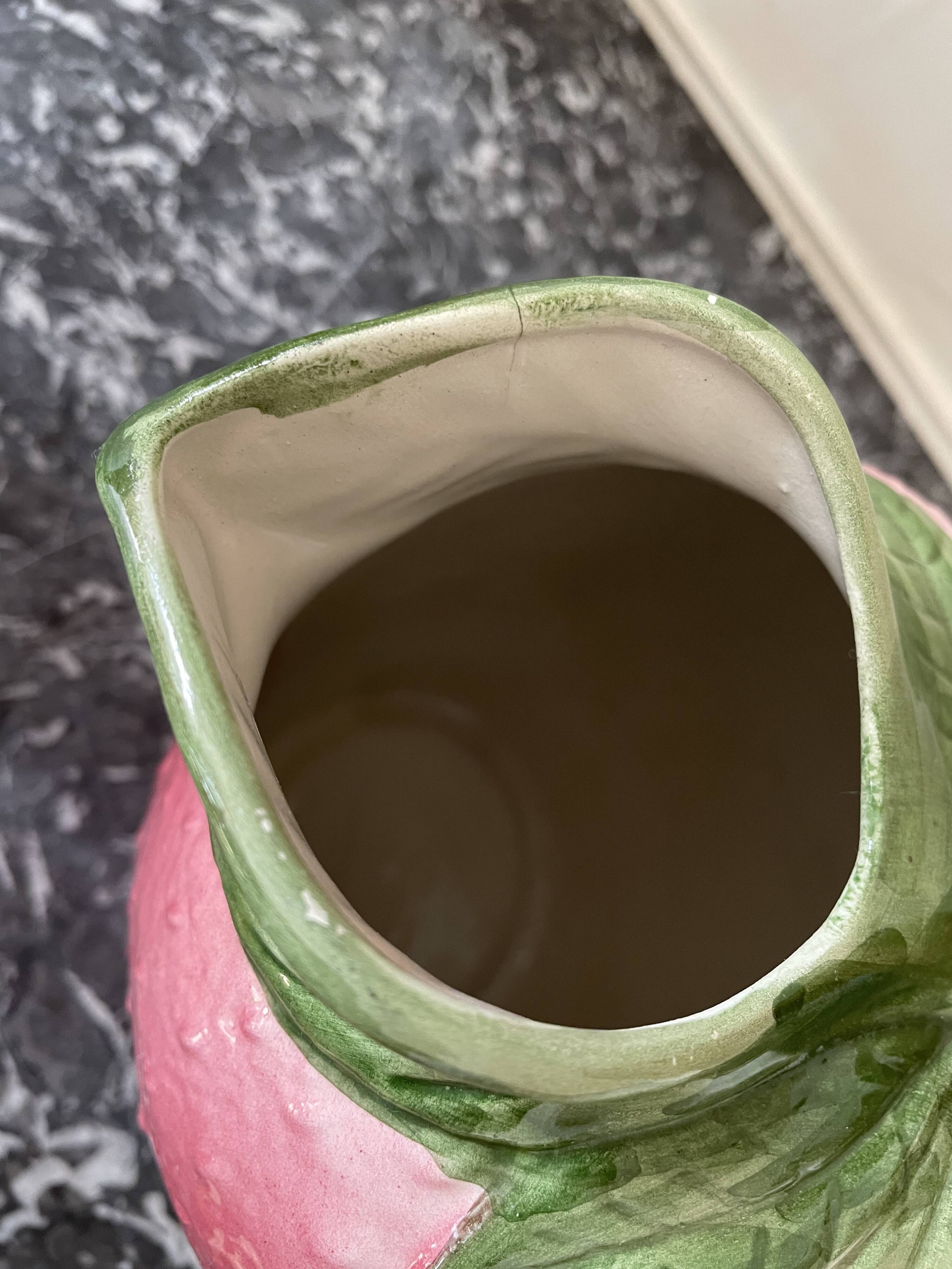 Strawberry-shaped slurry pitcher