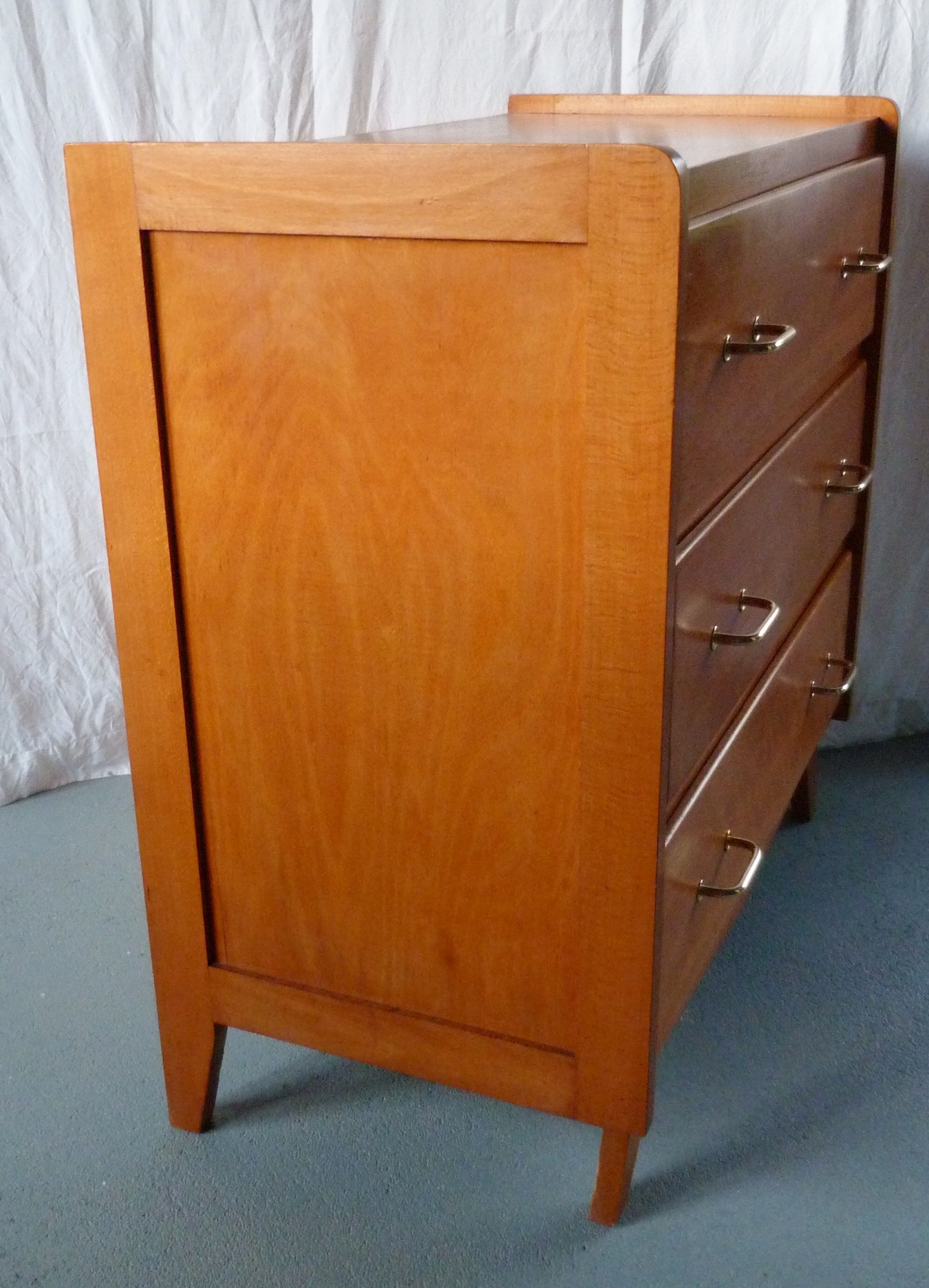 Dresser compass feet