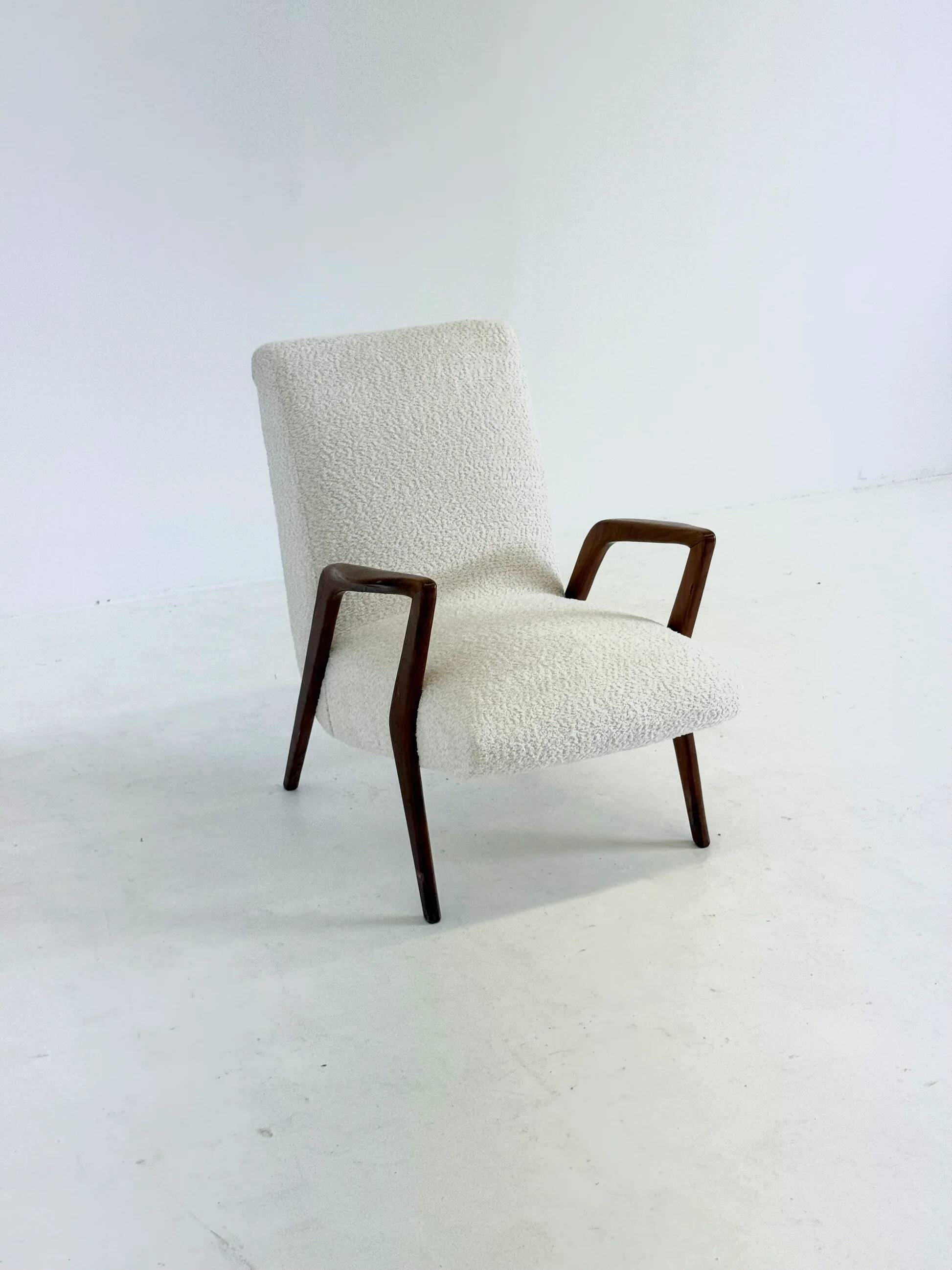 Italian mid-century lounge chair in cherry wood with white bouclé