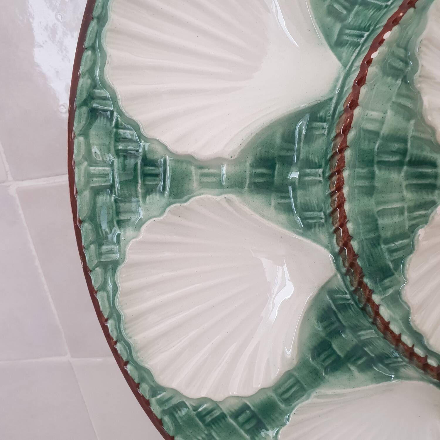 Ceramic scallop serving dish / Barbotine