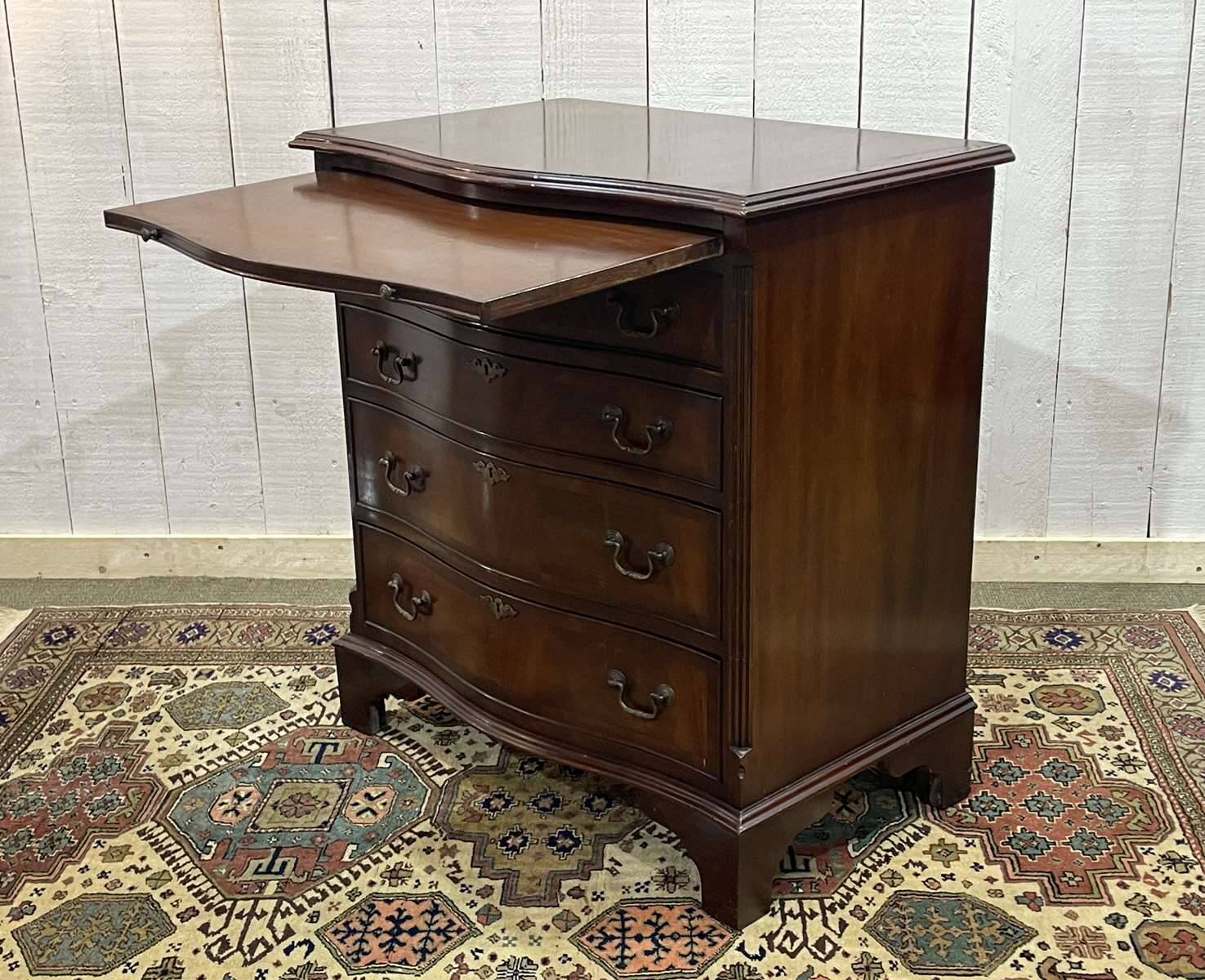 Commode anglaise des années 1950 en acajou avec une tablette