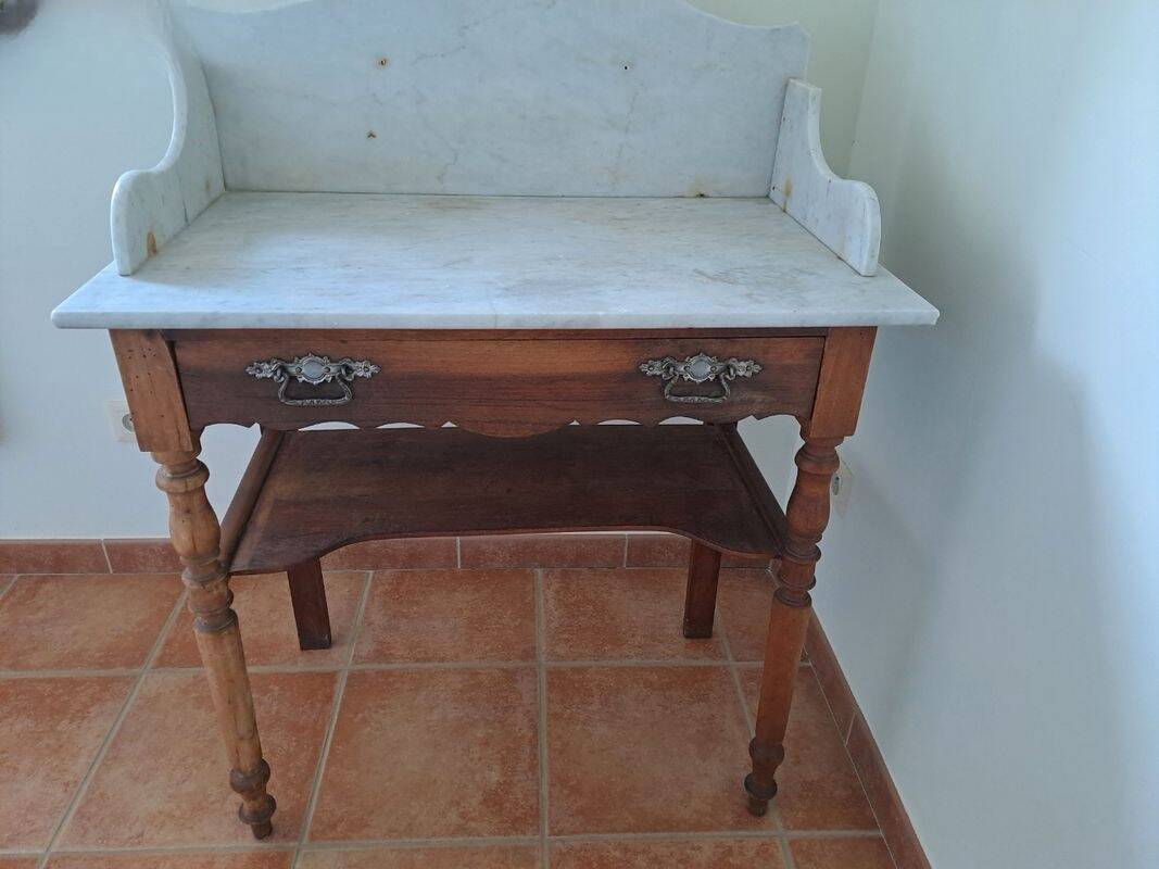 Ancienne table de toilette