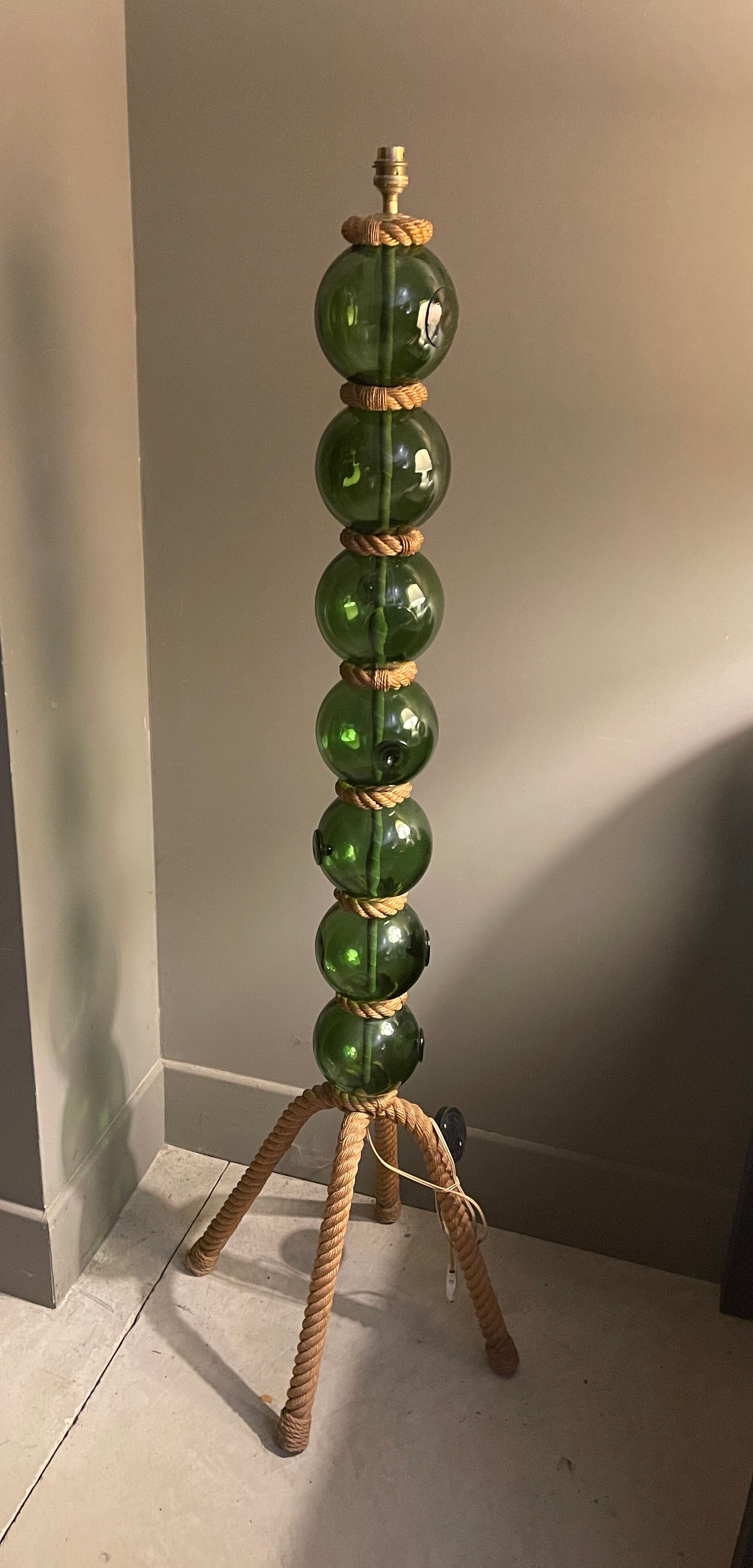 Lampadaire vintage en corde et boules de verre