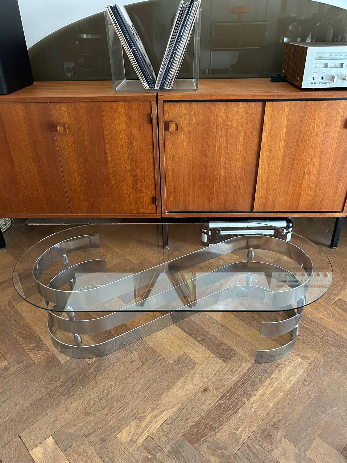 70s design oval coffee table in glass with chrome legs.