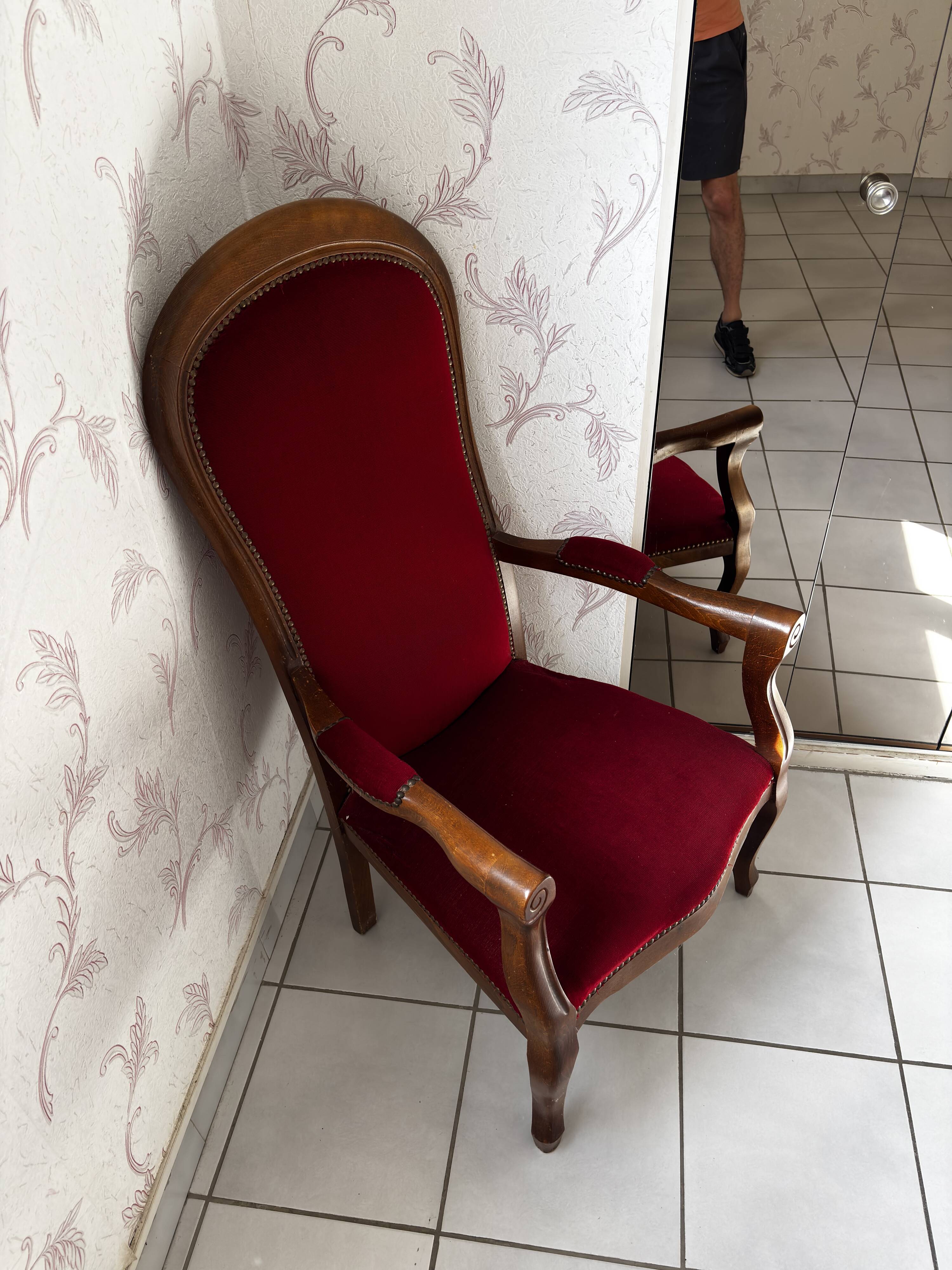 Antique Voltaire-style armchair - Red velvet and solid wood