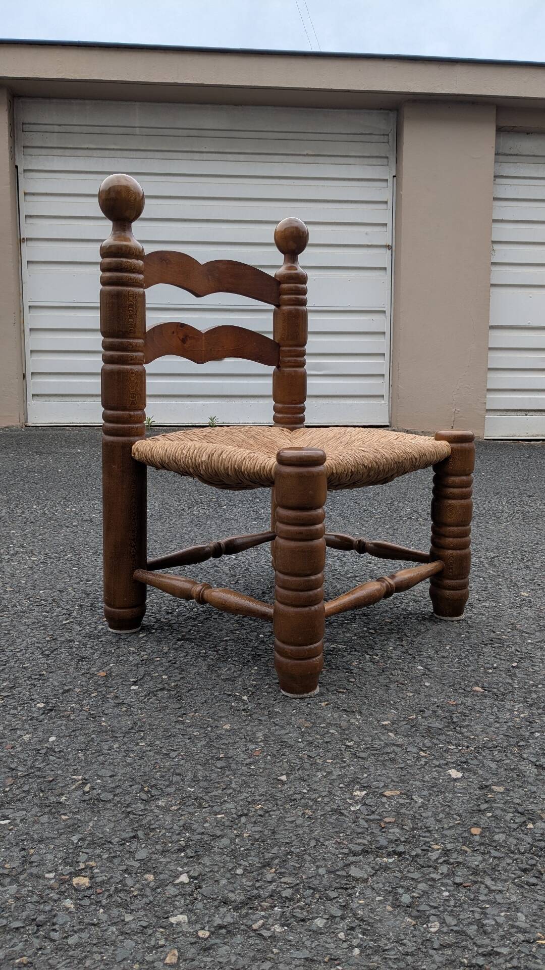 Chaise basse paillée