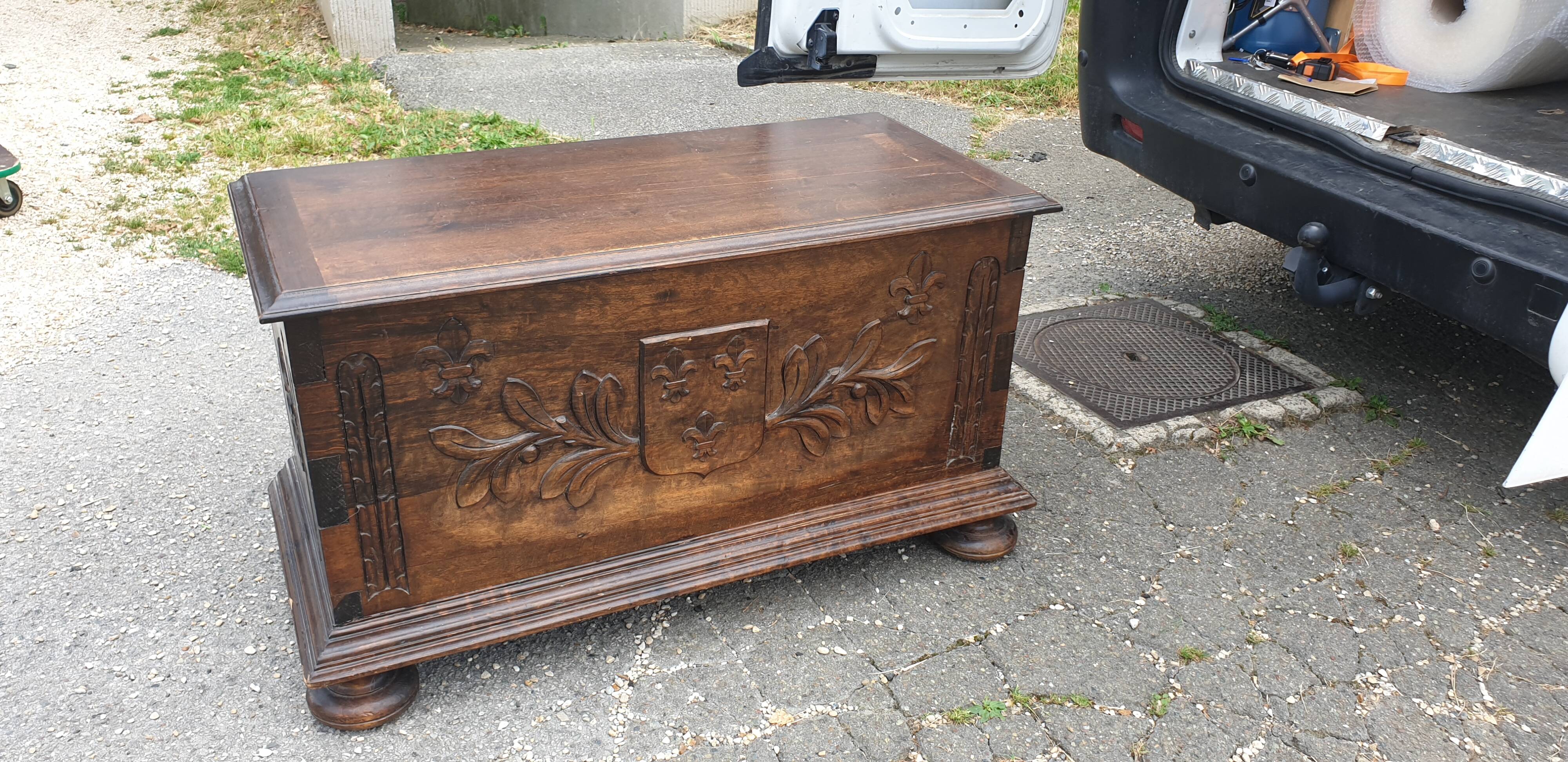 Coffre  héraldique 3 fleurs de lys blason