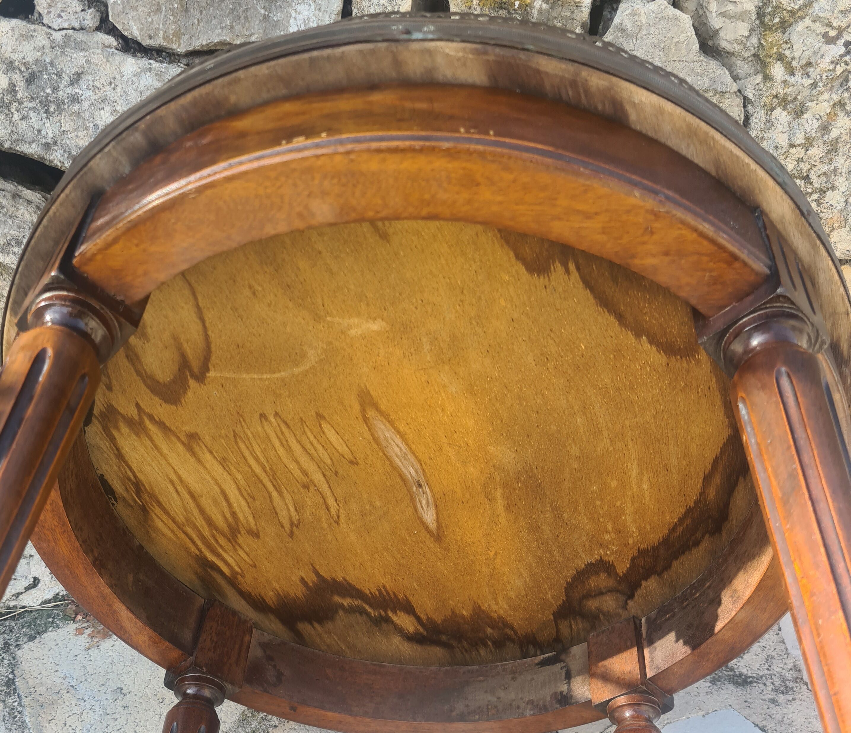 Table bouillotte style Louis XVI avec plaque de marbre et galerie en laiton