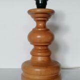 Turned wood lamp with free lampshade
