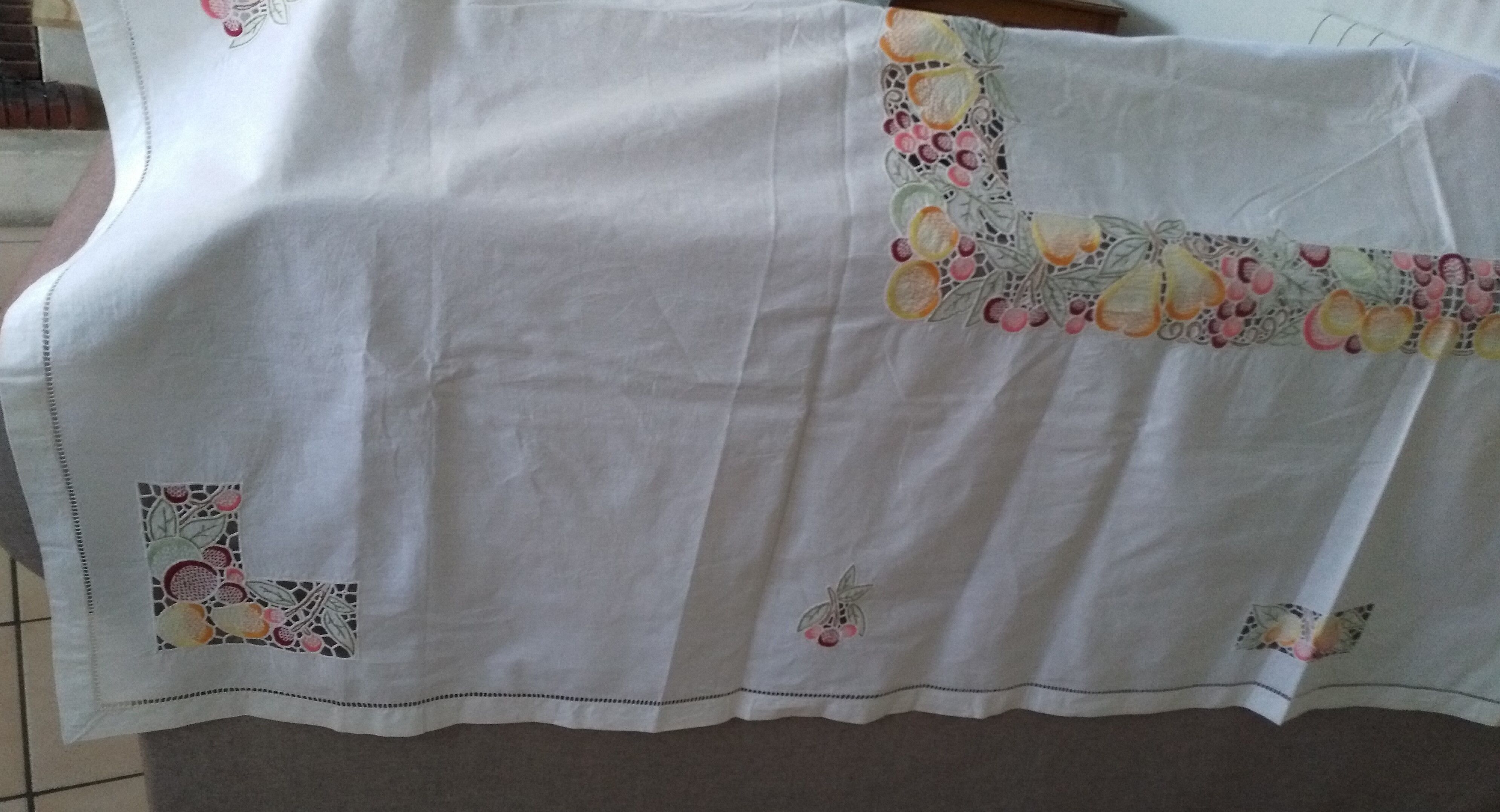 Embroidered tablecloth and open fruit decoration - 12 assorted towels