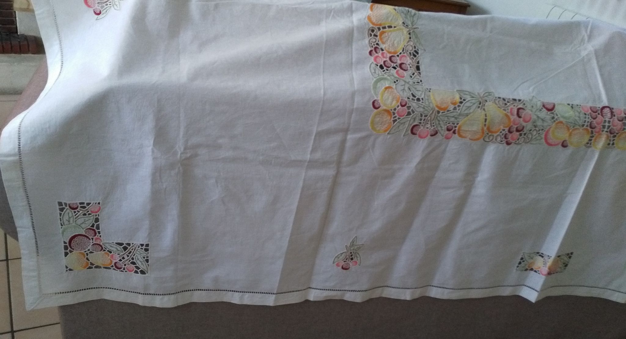 Embroidered tablecloth and open fruit decoration - 12 assorted towels