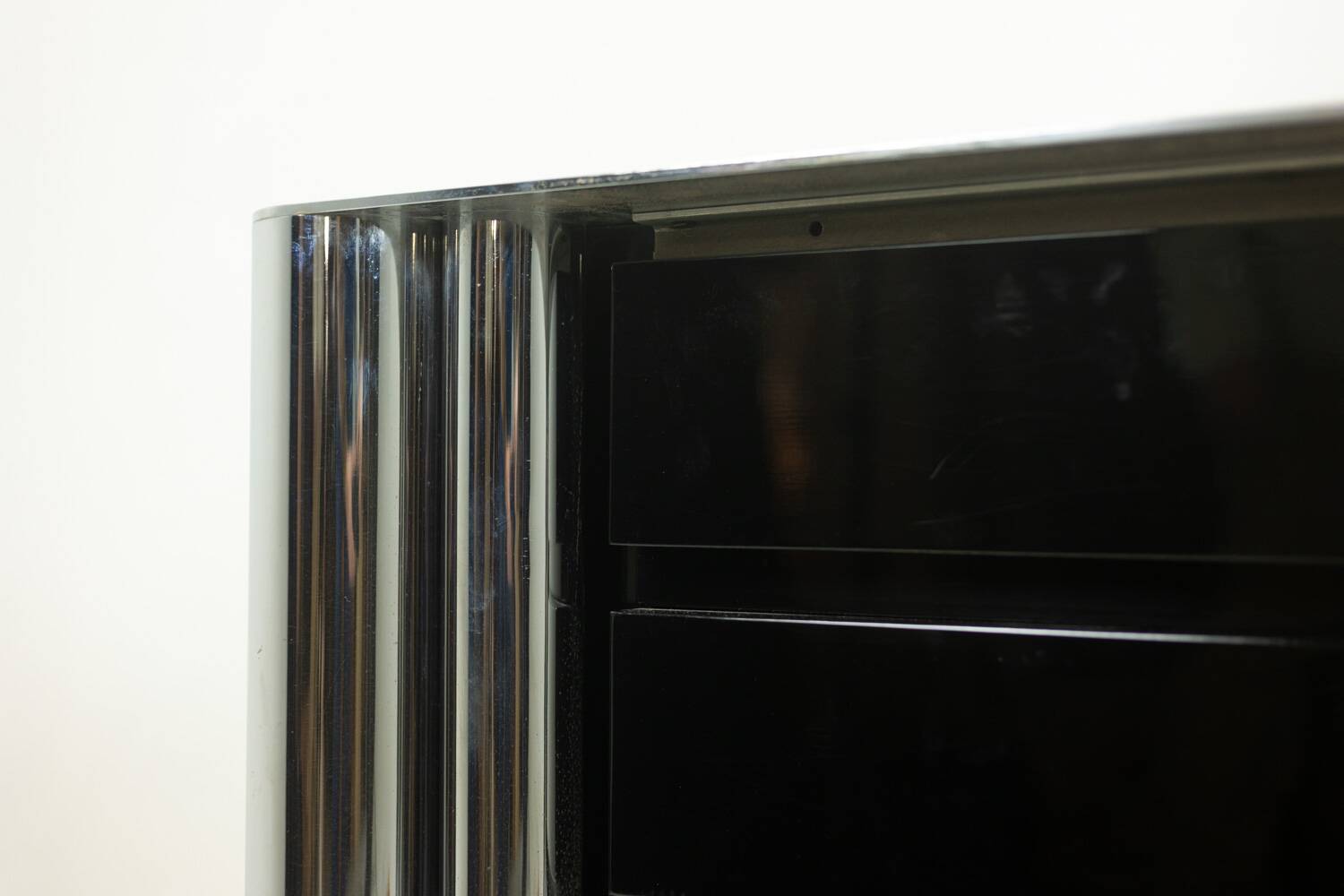 Sergio Mazza, pour Cinova. Commode en bois laqué noir. Vers 1970.