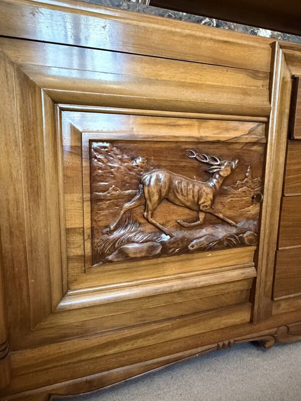 Buffet vaisselier en bois massif avec plateau en marbre et panneaux sculpté