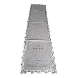 Ancien grand centre de table brodé 150cm x 38cm