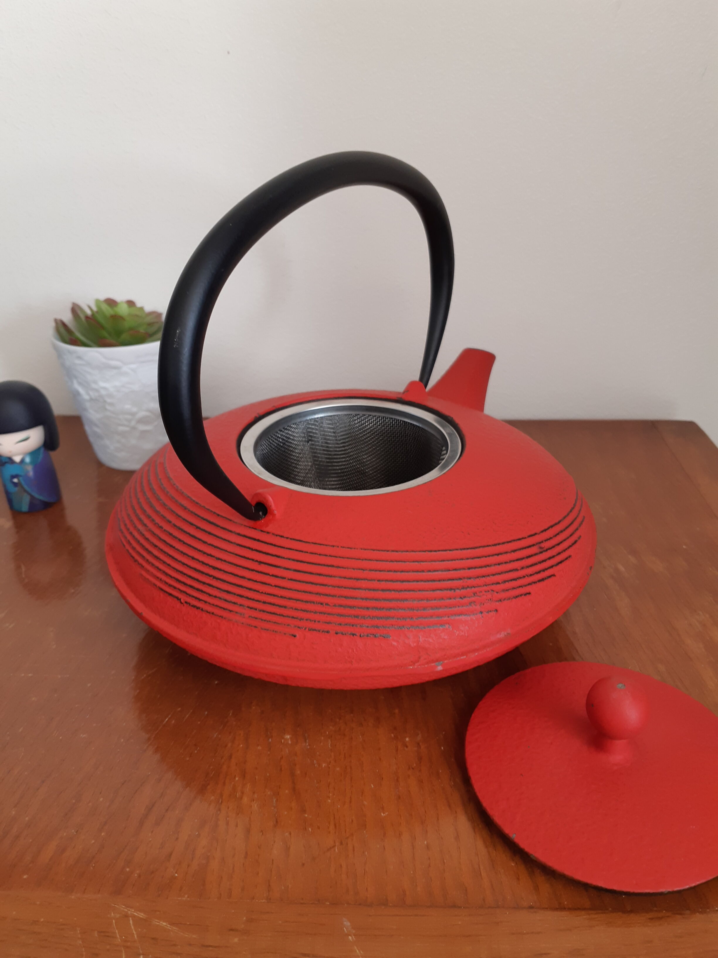 Flat Japanese teapot in red cast iron