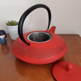 Flat Japanese teapot in red cast iron