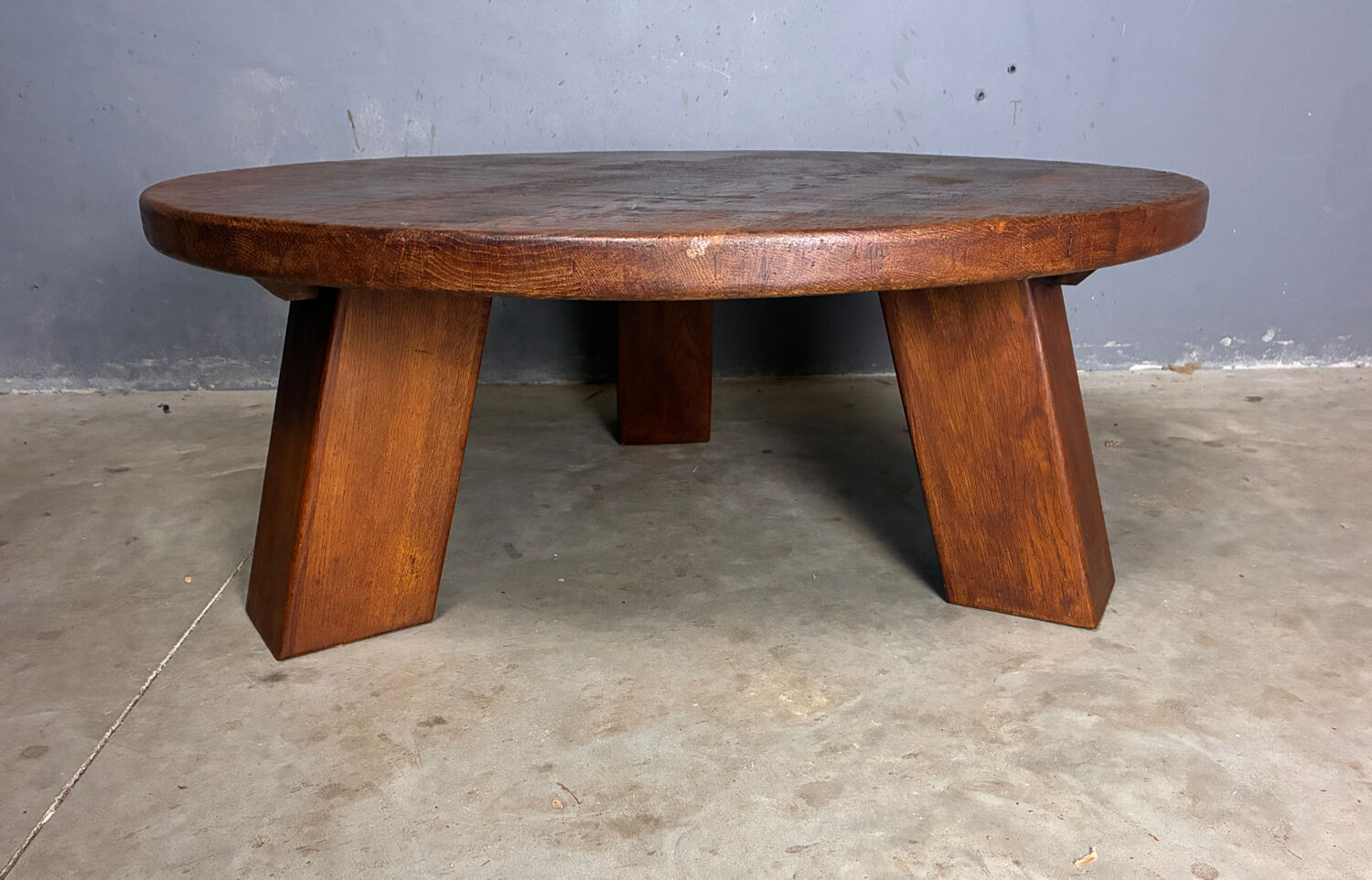 Table basse ronde brutaliste en chêne massif