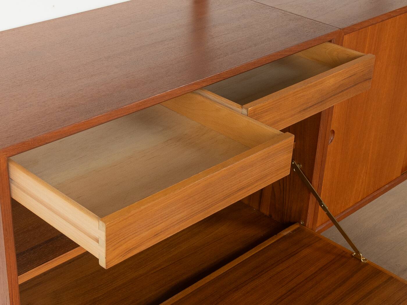 Classic shelving system from the 1950s in teak veneer by Poul Cadovius for Cado