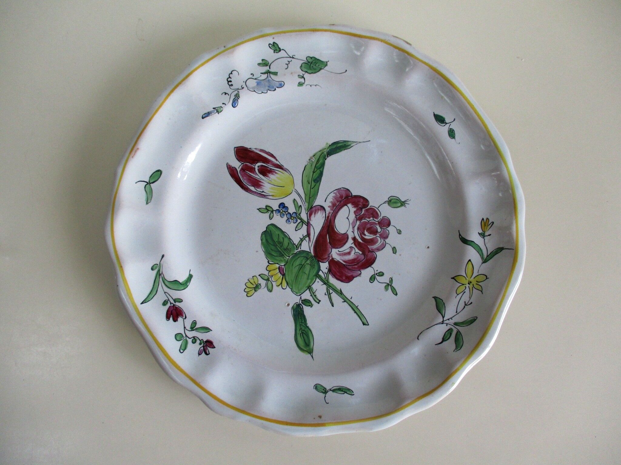 Ceramic plate floral decoration