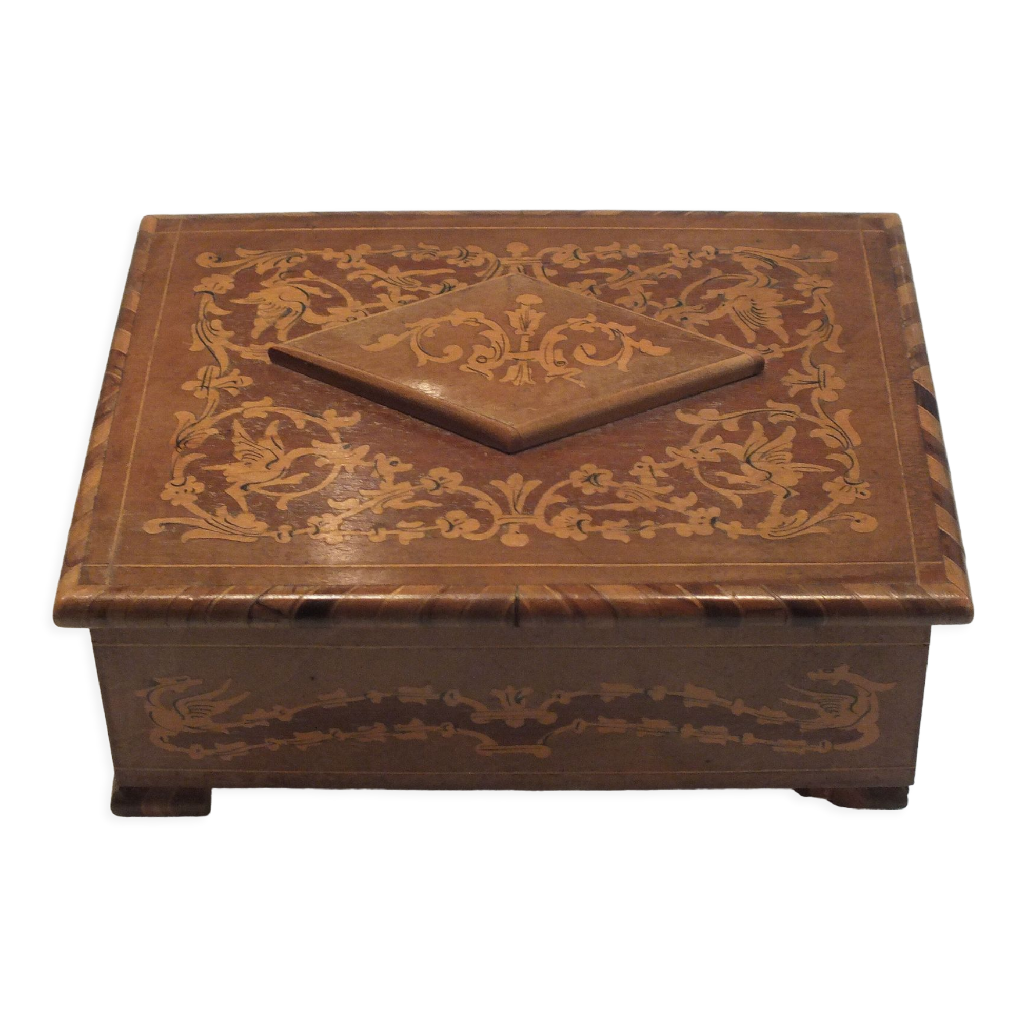 Ancien coffret à bijoux capitonné en marqueterie